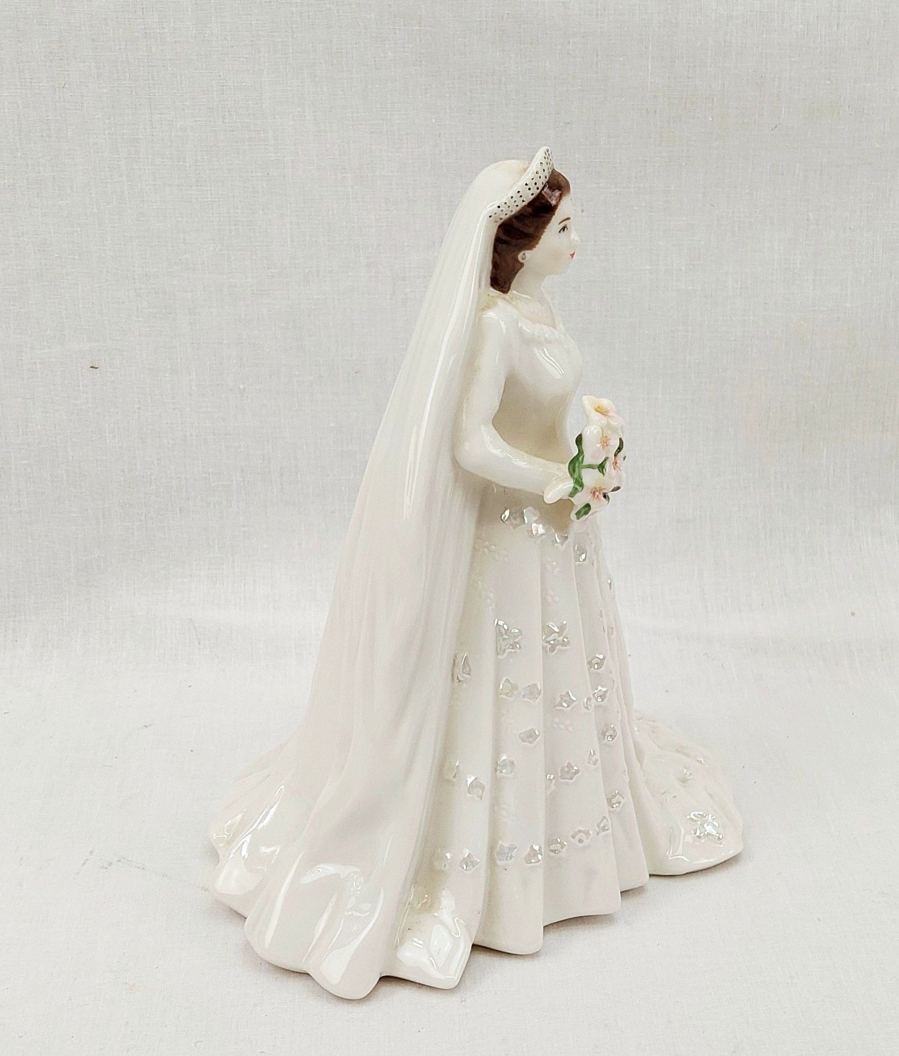 Royal Worcester HM Queen Exlizabeth II 2007 Figurine #2 - Image 2