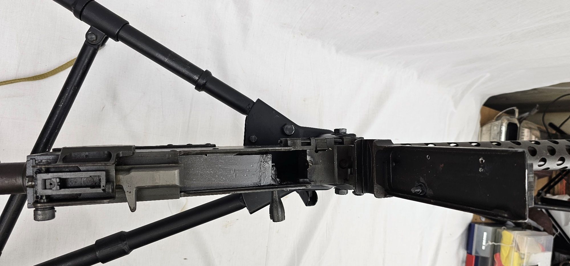 WW2 American US Browning .30 Cal Machine gun Model 1919 A4, Ammo Box and Tripod - Deactivated - Image 10