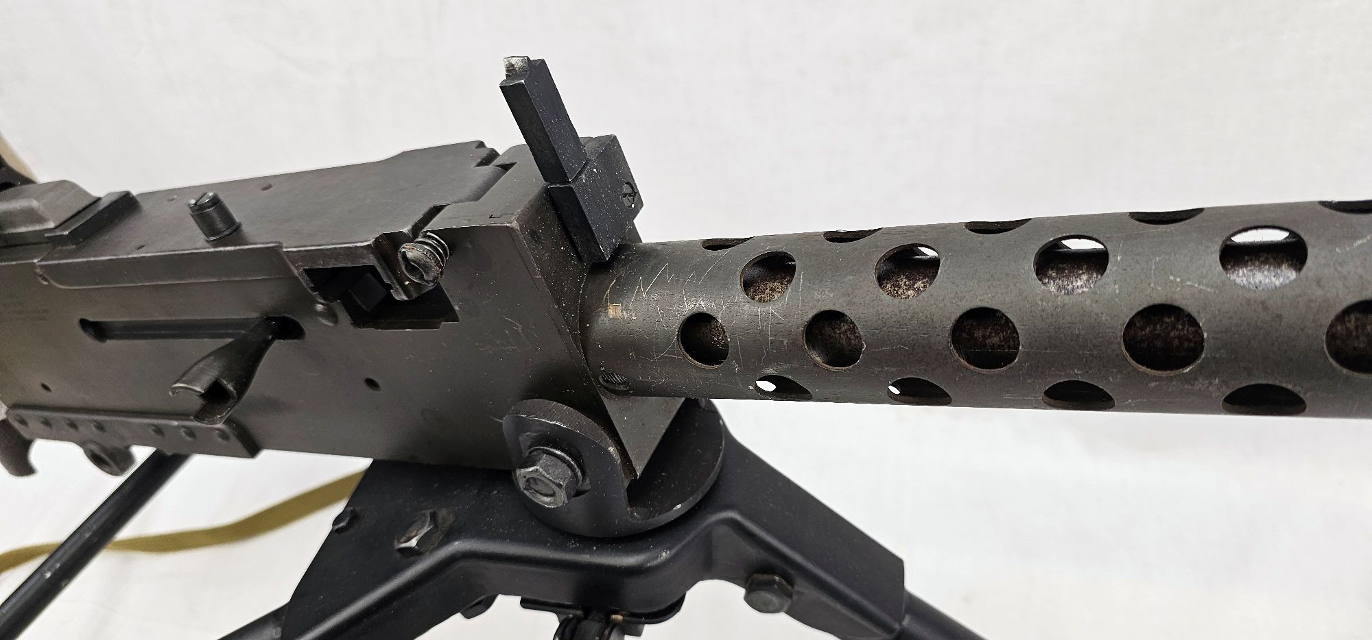 WW2 American US Browning .30 Cal Machine gun Model 1919 A4, Ammo Box and Tripod - Deactivated - Image 5