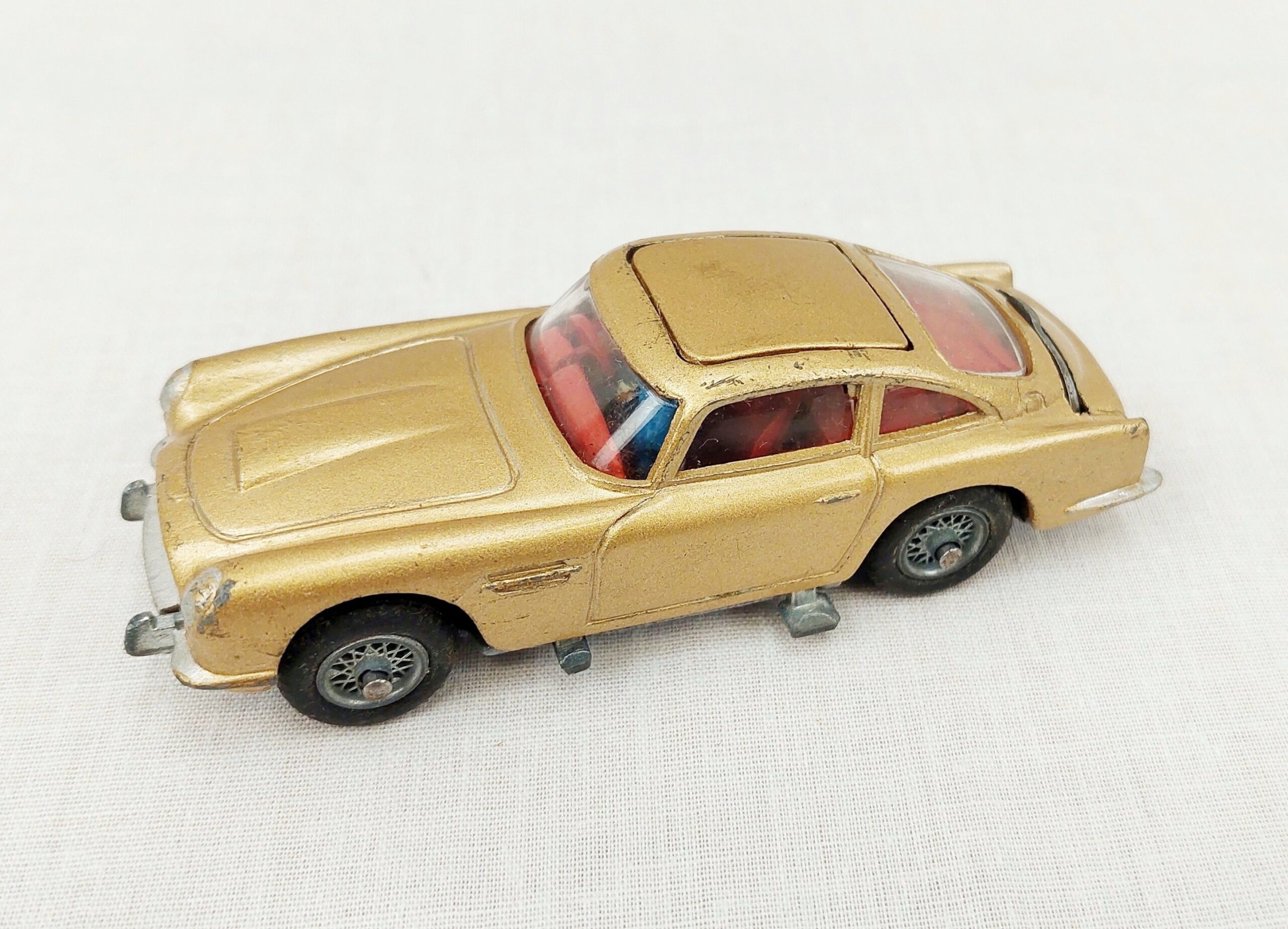 Boxed Near Mint Corgi James Bond Aston Martin DB5 261 - Image 2
