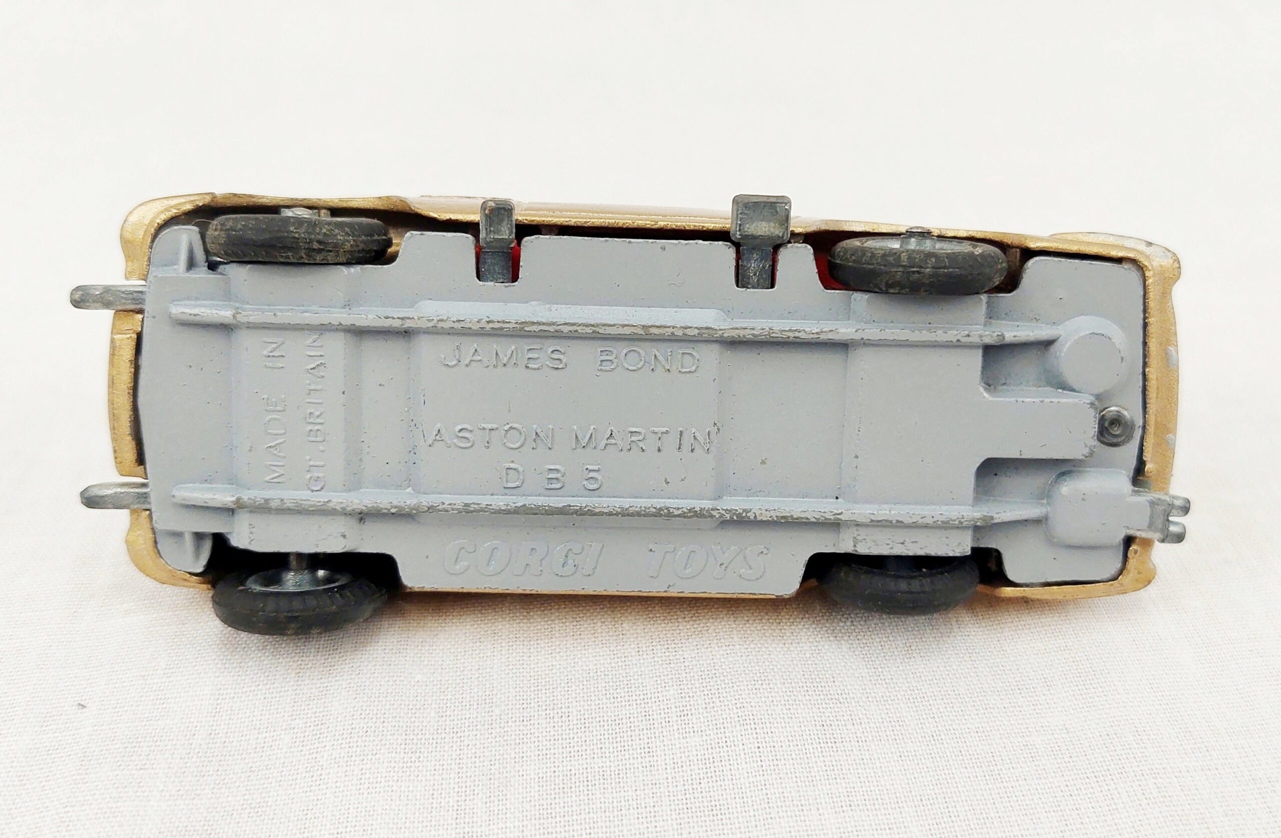 Boxed Near Mint Corgi James Bond Aston Martin DB5 261 - Image 7