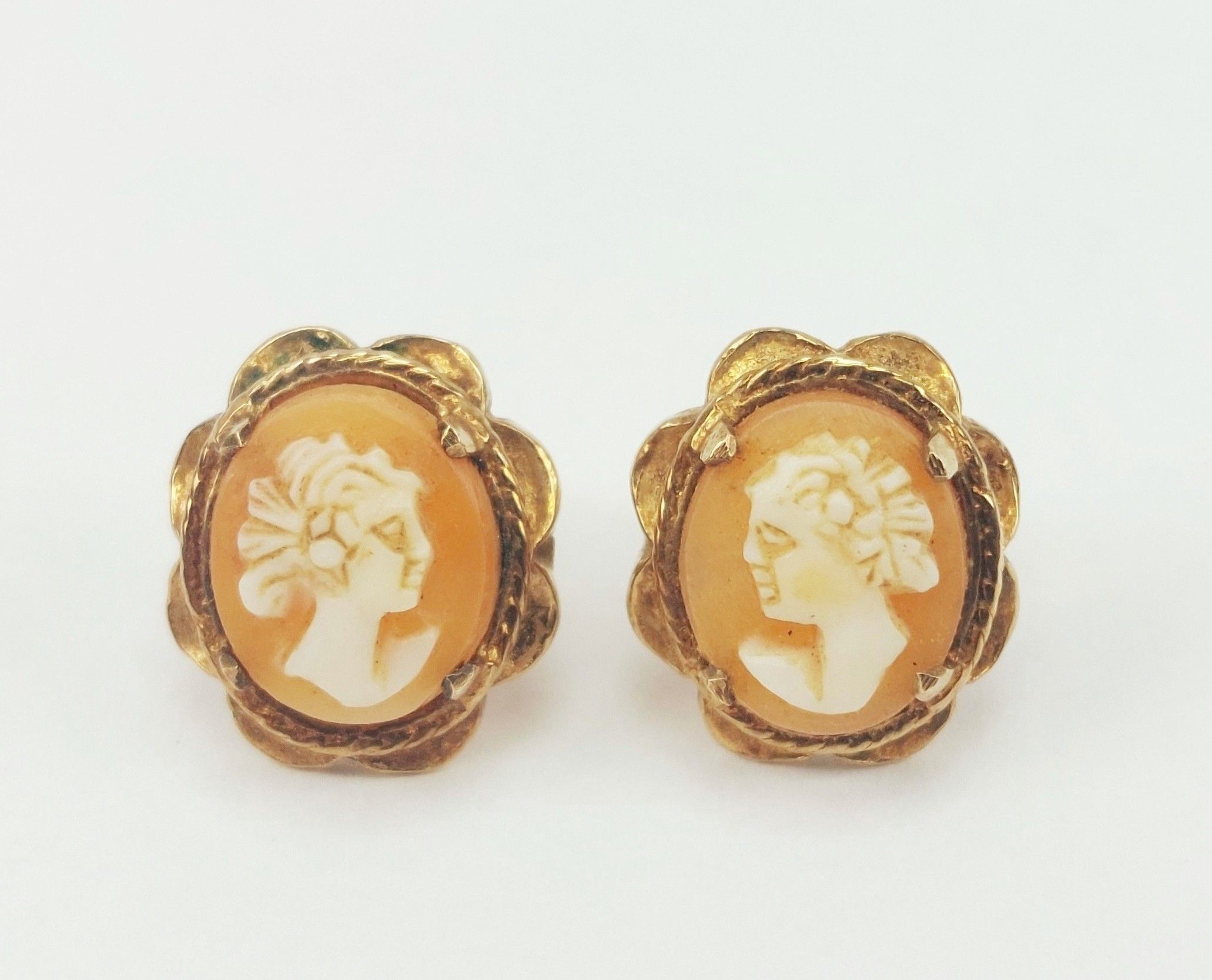 9ct Gold Cameo Stud Earrings - Image 2
