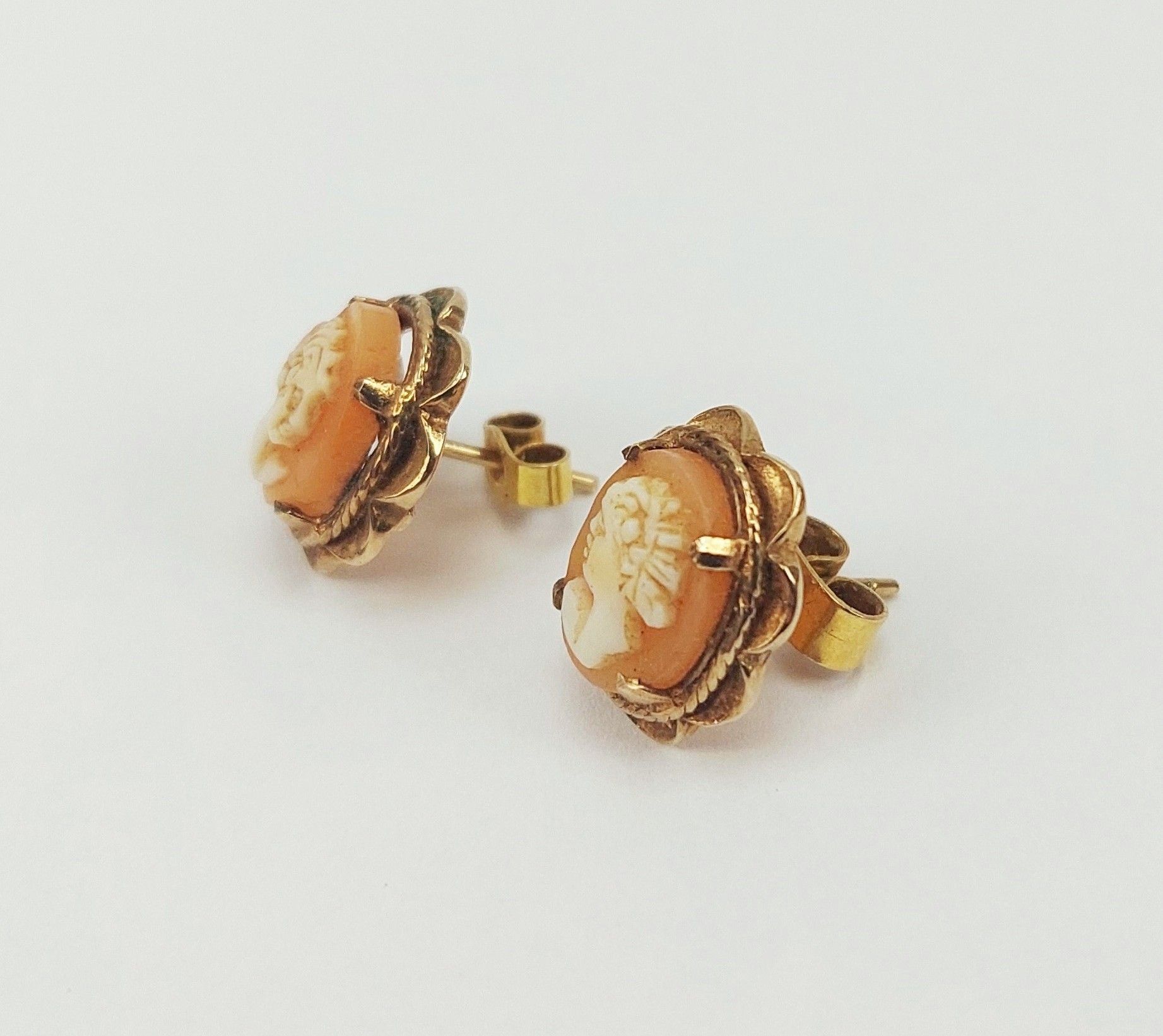 9ct Gold Cameo Stud Earrings - Image 3