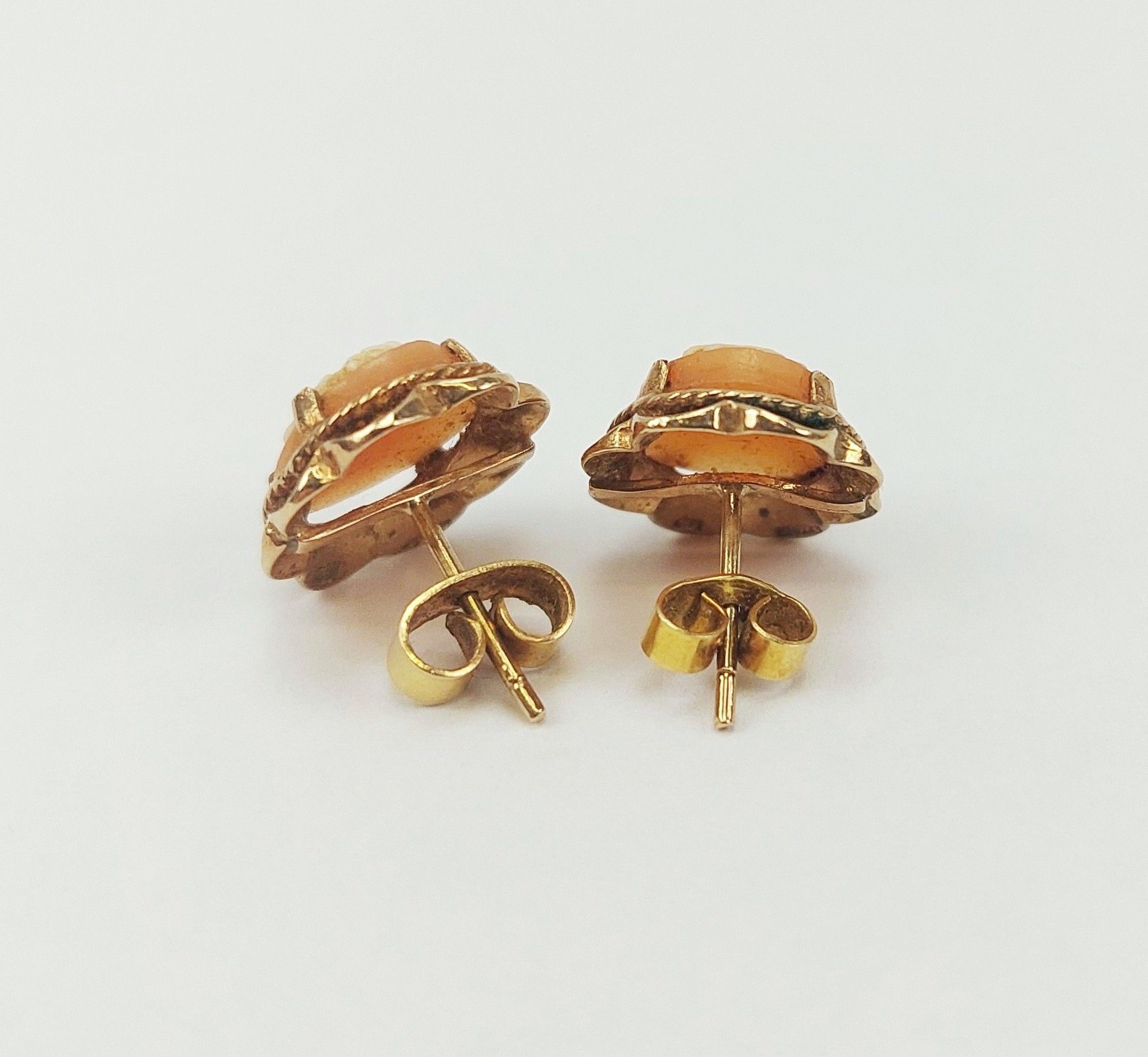 9ct Gold Cameo Stud Earrings - Image 4