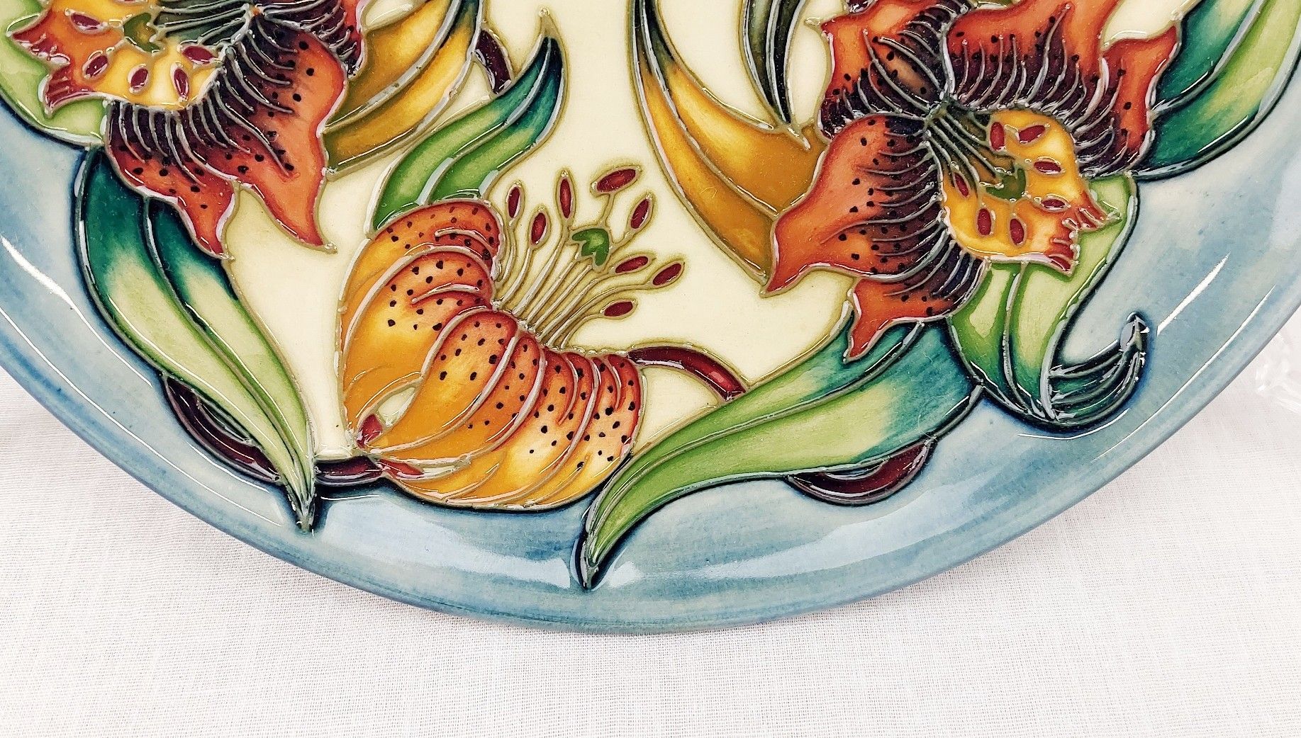 Moorcroft 1999 Anna Lily Limited Edition Plate Designed By Nicola Stanley - Image 3