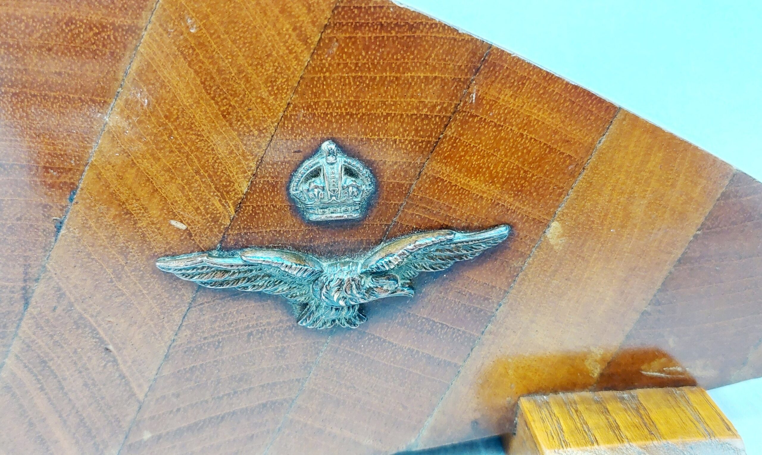 WW1 Laminated Propeller Section With Quartz Clock And RAF Badge - Image 3