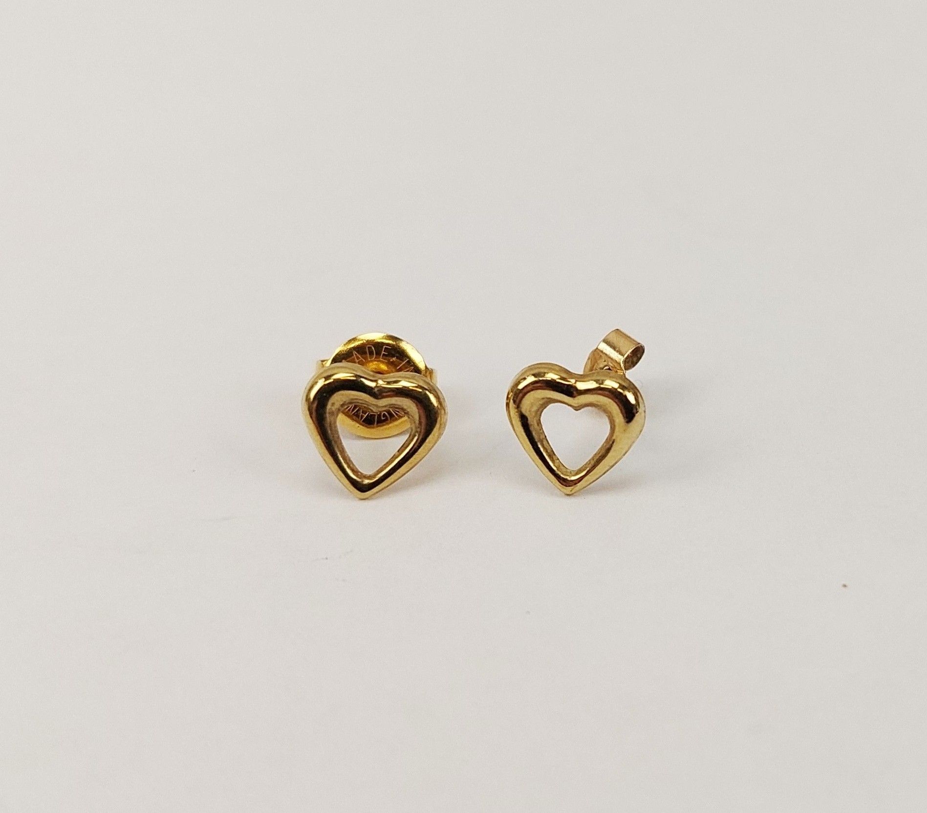 9ct Gold Love-Heart Stud Earrings