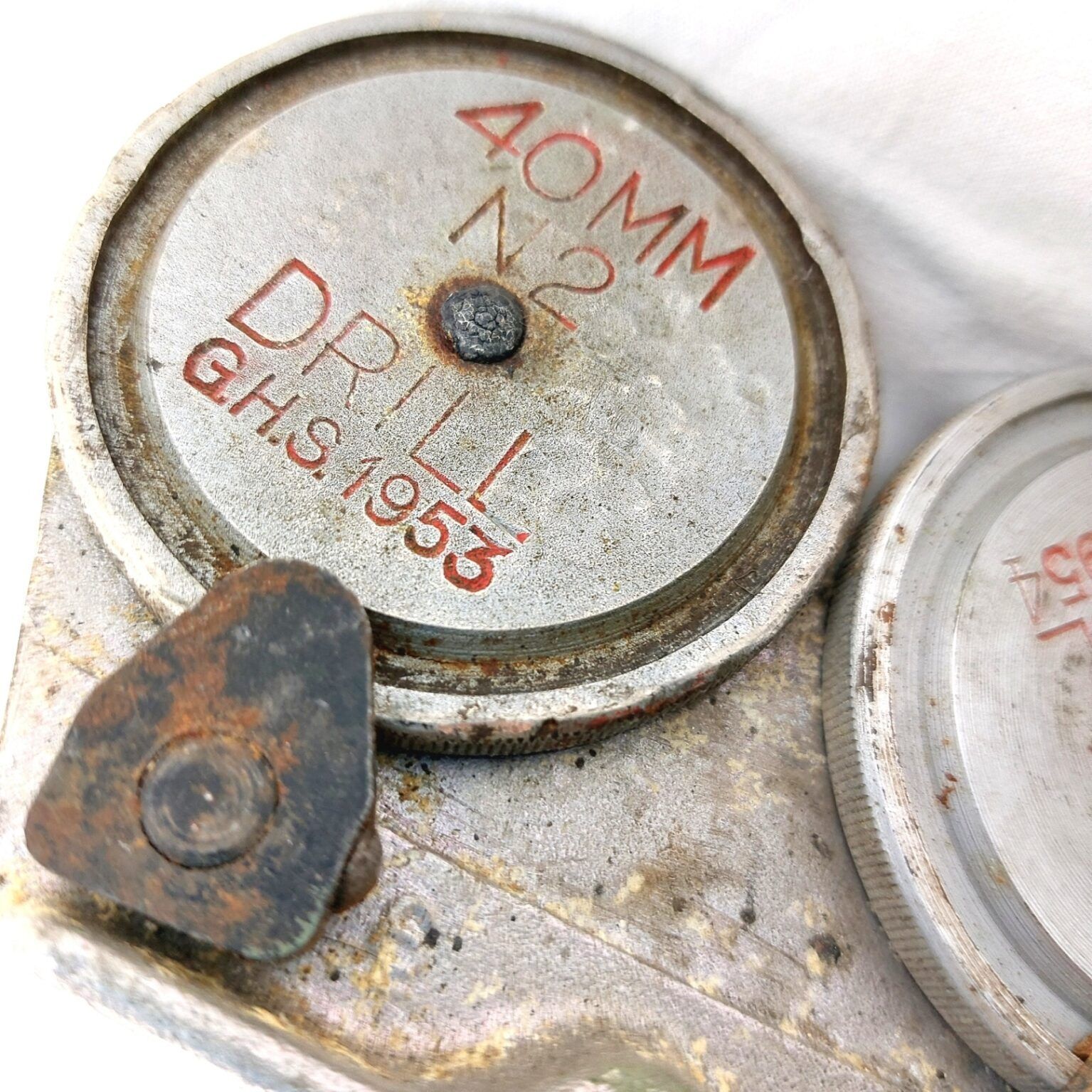 British, Clip of Four Royal Navy L60 Bofors 40mm N2 DRILL Rounds, Made by G.H.S., Dated 1953-1954, Inert - Image 3