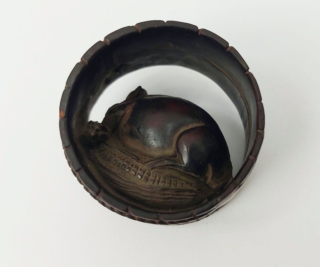 Japanese Edo Period Boxwood Netsuke of a Rat or Mouse in a Barrel - Image 3