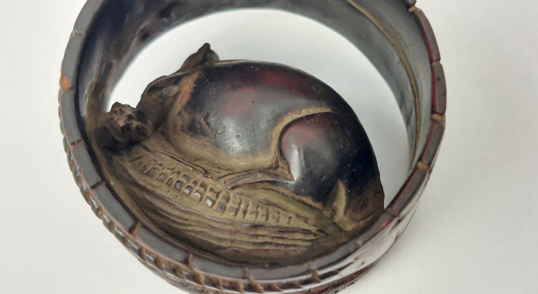 Japanese Edo Period Boxwood Netsuke of a Rat or Mouse in a Barrel - Image 4