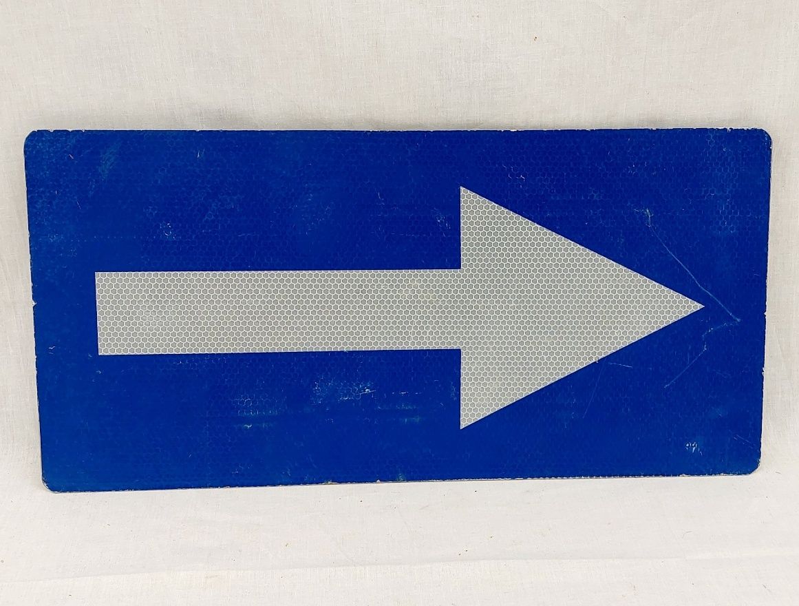 British Arrow Direction Reflective Road Sign