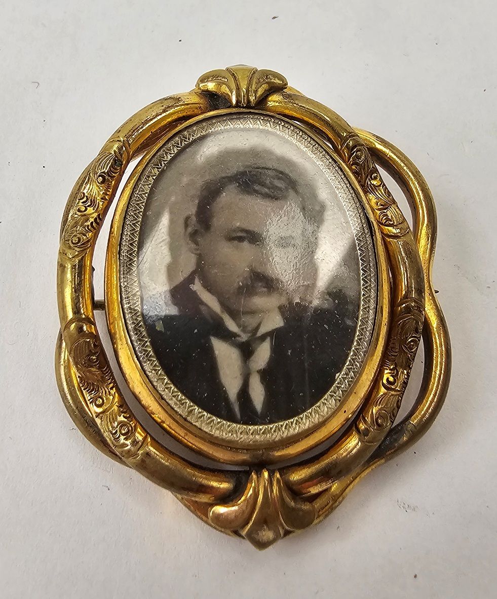 Victorian Double Sided Swivel Pinchbeck Photograph Brooch