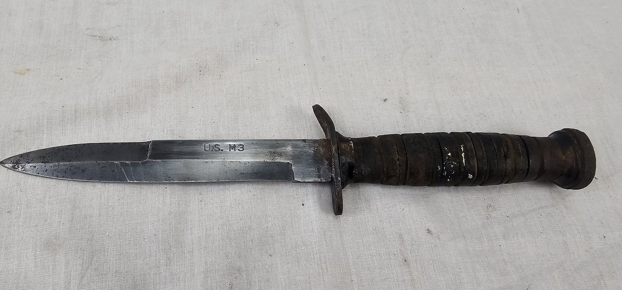 WW2 US M3 Fighting Knife In US M8A1 Scabbard - Image 2