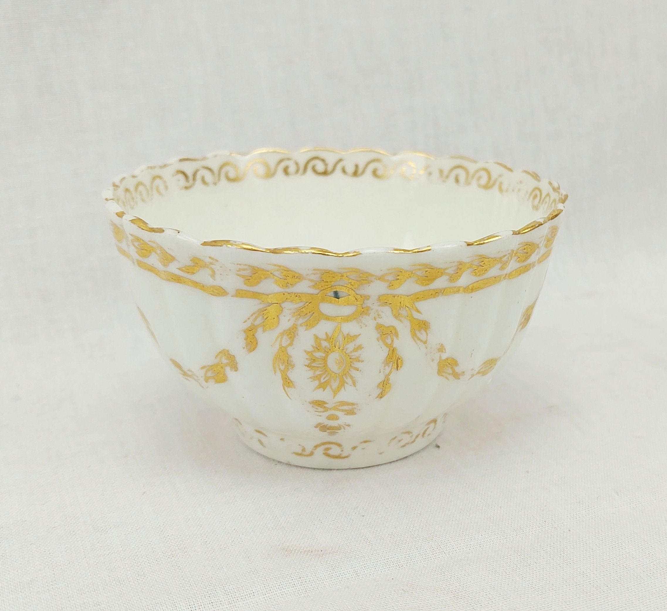 c1775 Worcester Fluted White And Gilt Tea Bowl