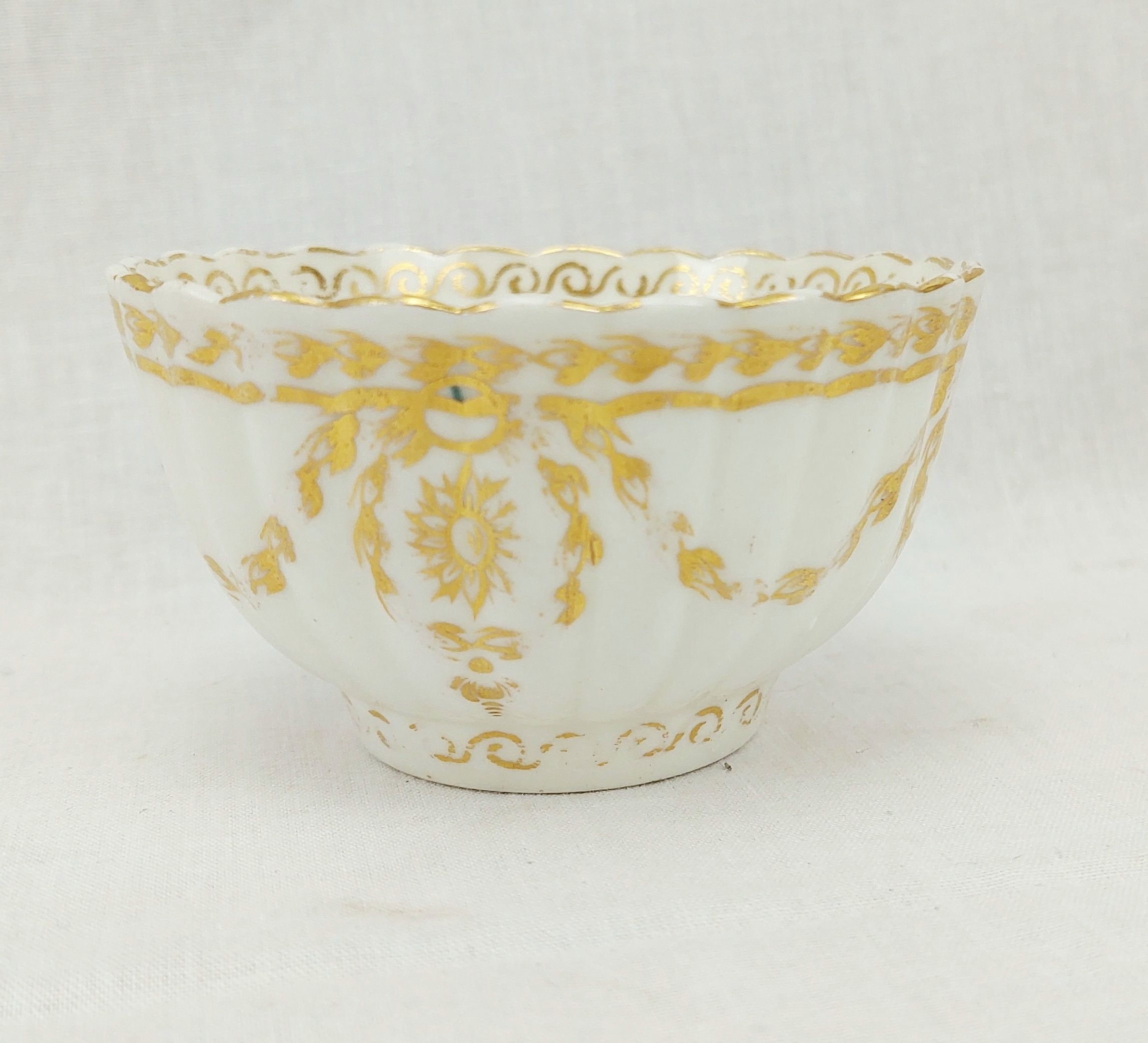 c1775 Worcester Fluted White And Gilt Tea Bowl - Image 4