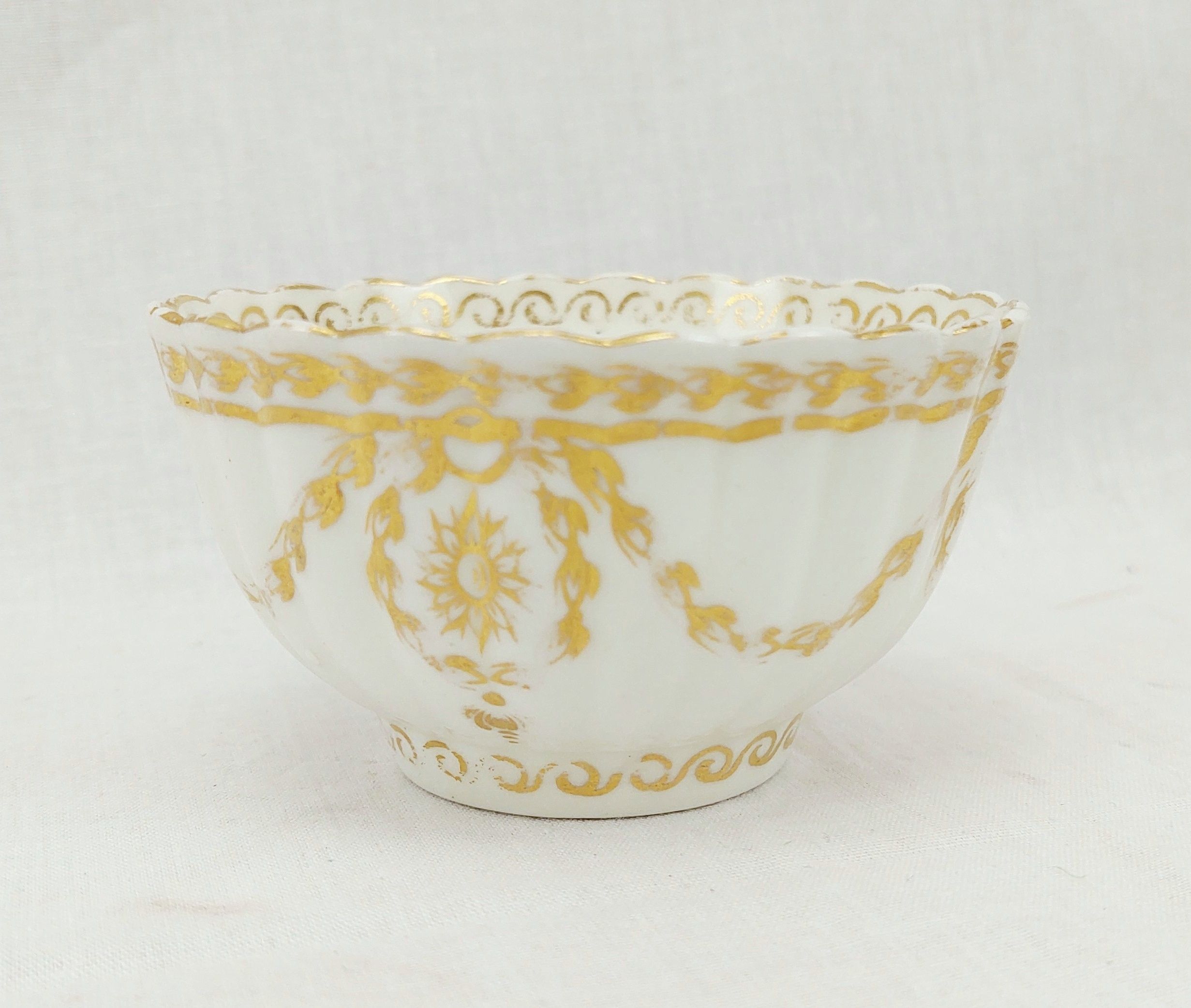 c1775 Worcester Fluted White And Gilt Tea Bowl - Image 3