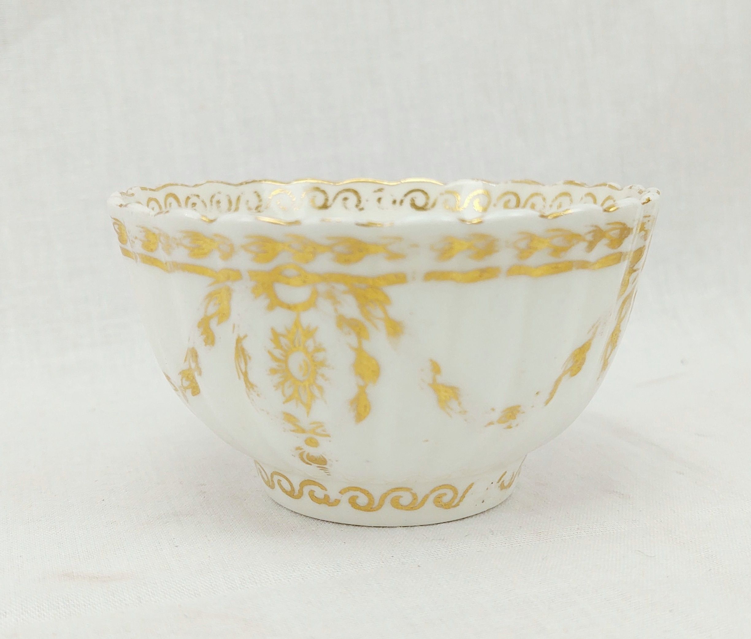 c1775 Worcester Fluted White And Gilt Tea Bowl - Image 2