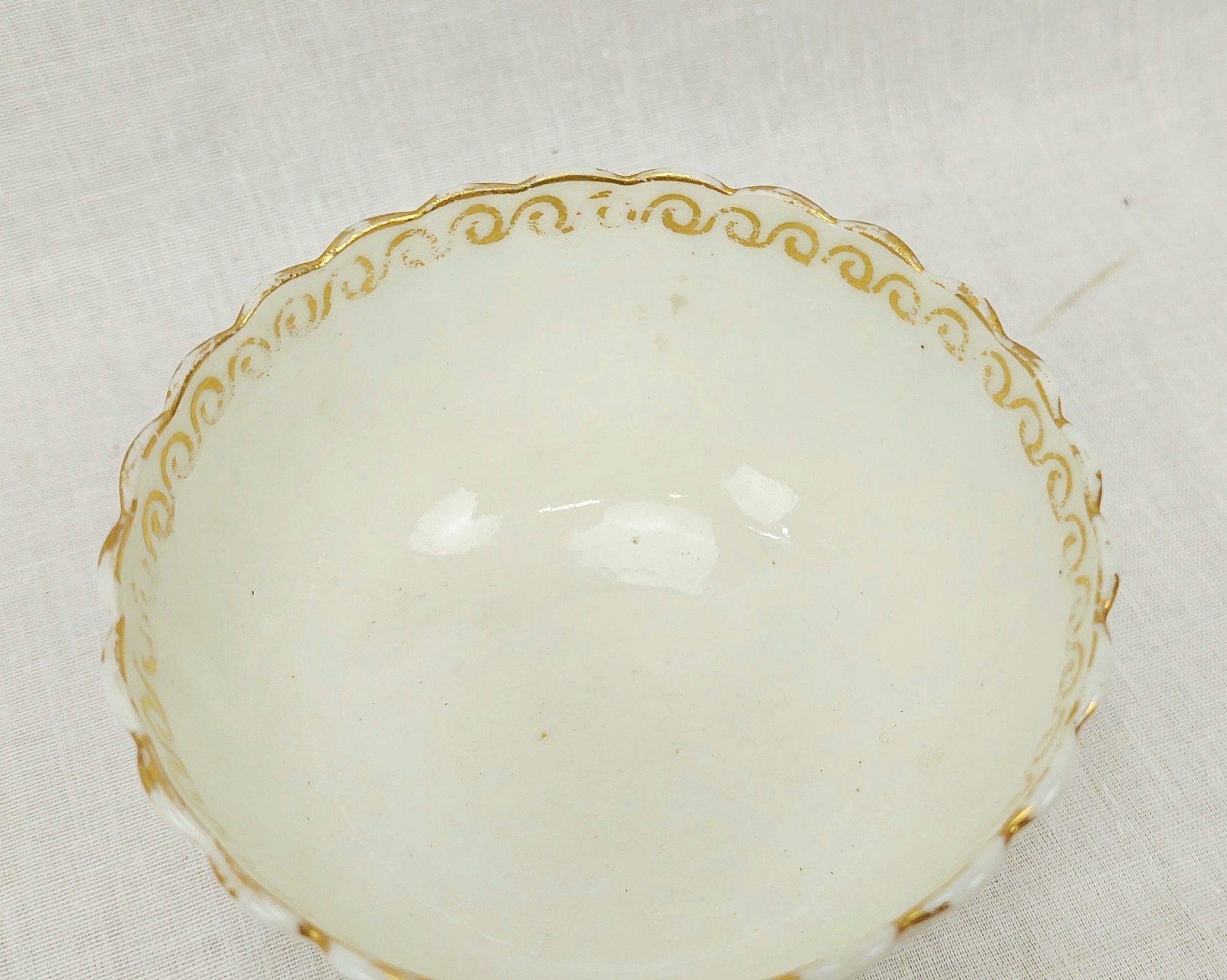 c1775 Worcester Fluted White And Gilt Tea Bowl - Image 7