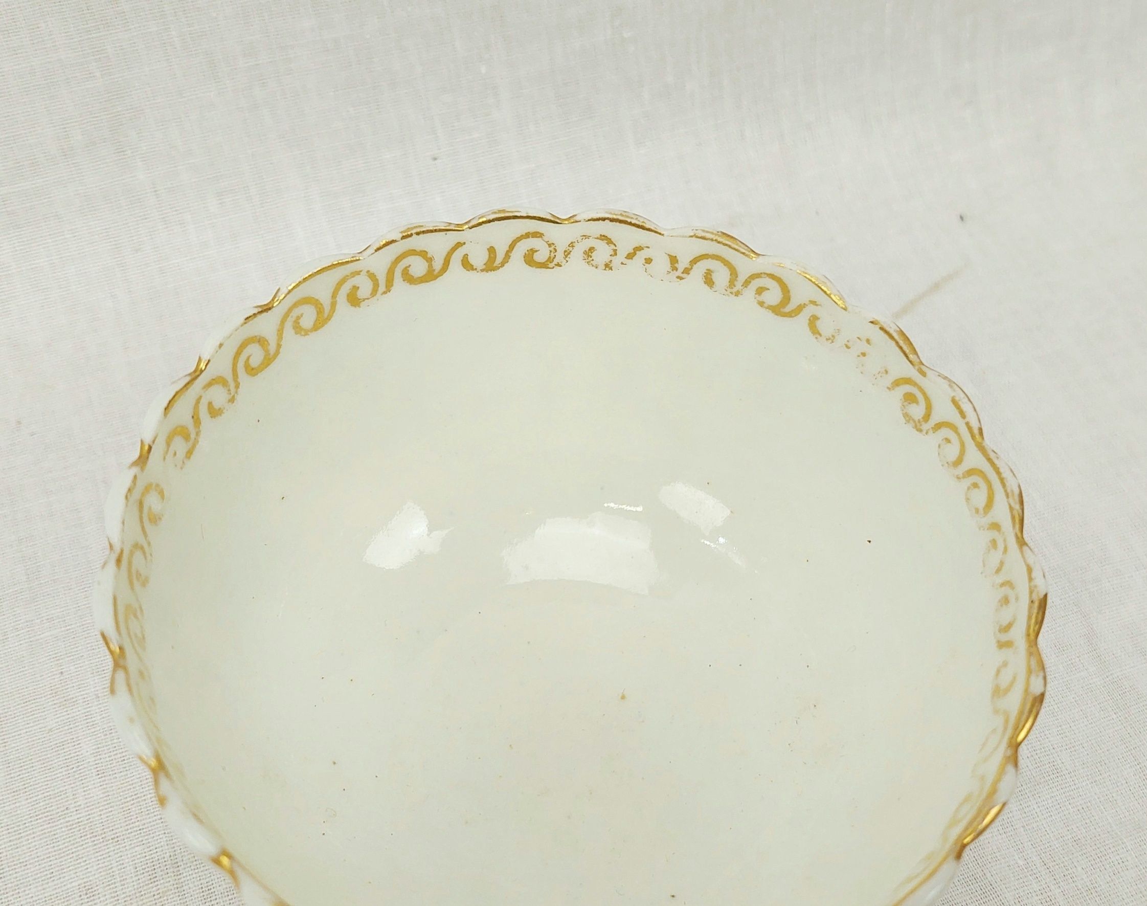 c1775 Worcester Fluted White And Gilt Tea Bowl - Image 6