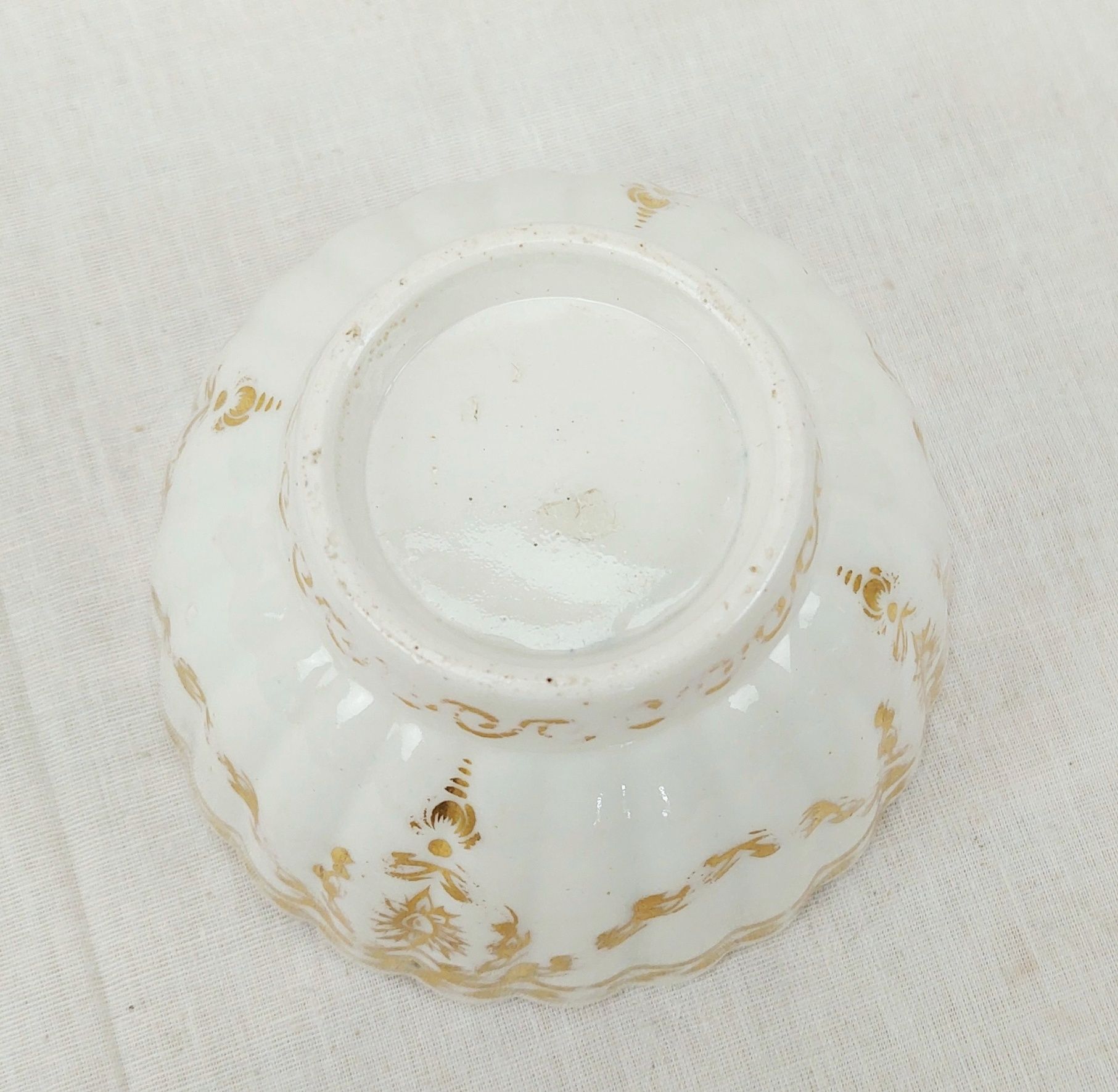 c1775 Worcester Fluted White And Gilt Tea Bowl - Image 5
