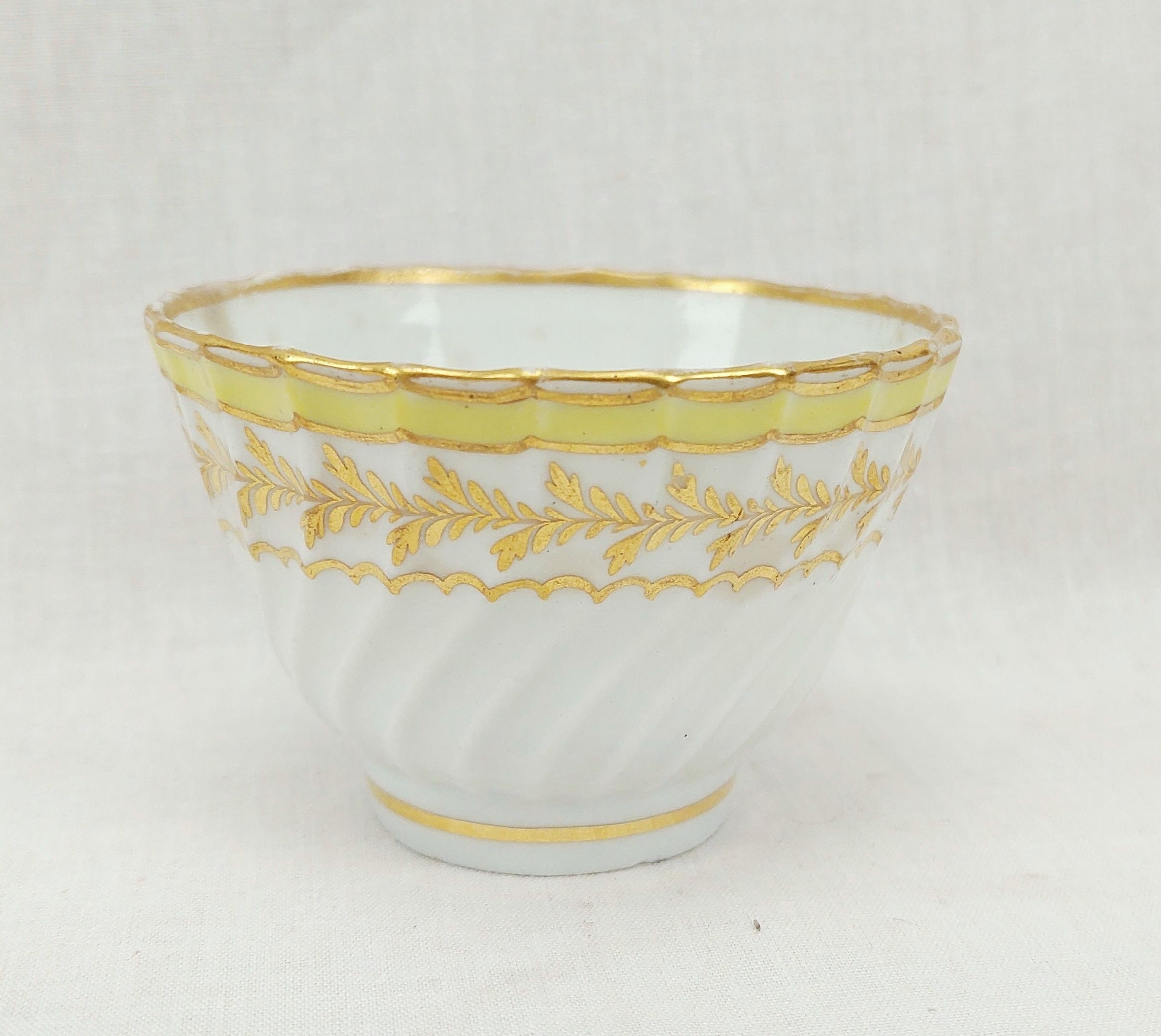 c1795 Worcester Porcelain Spiral Fluted Tea Bowl - Image 2