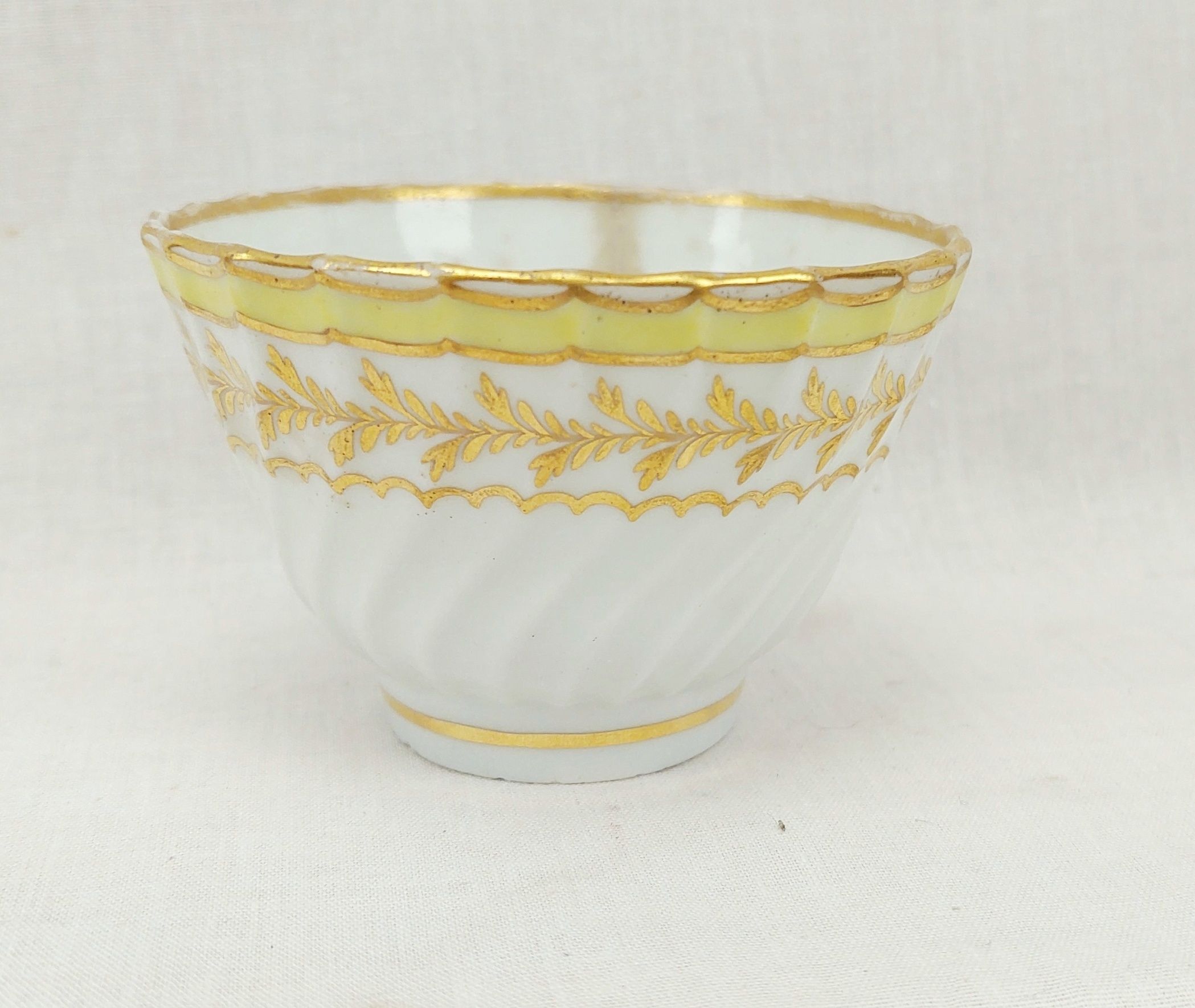 c1795 Worcester Porcelain Spiral Fluted Tea Bowl - Image 3