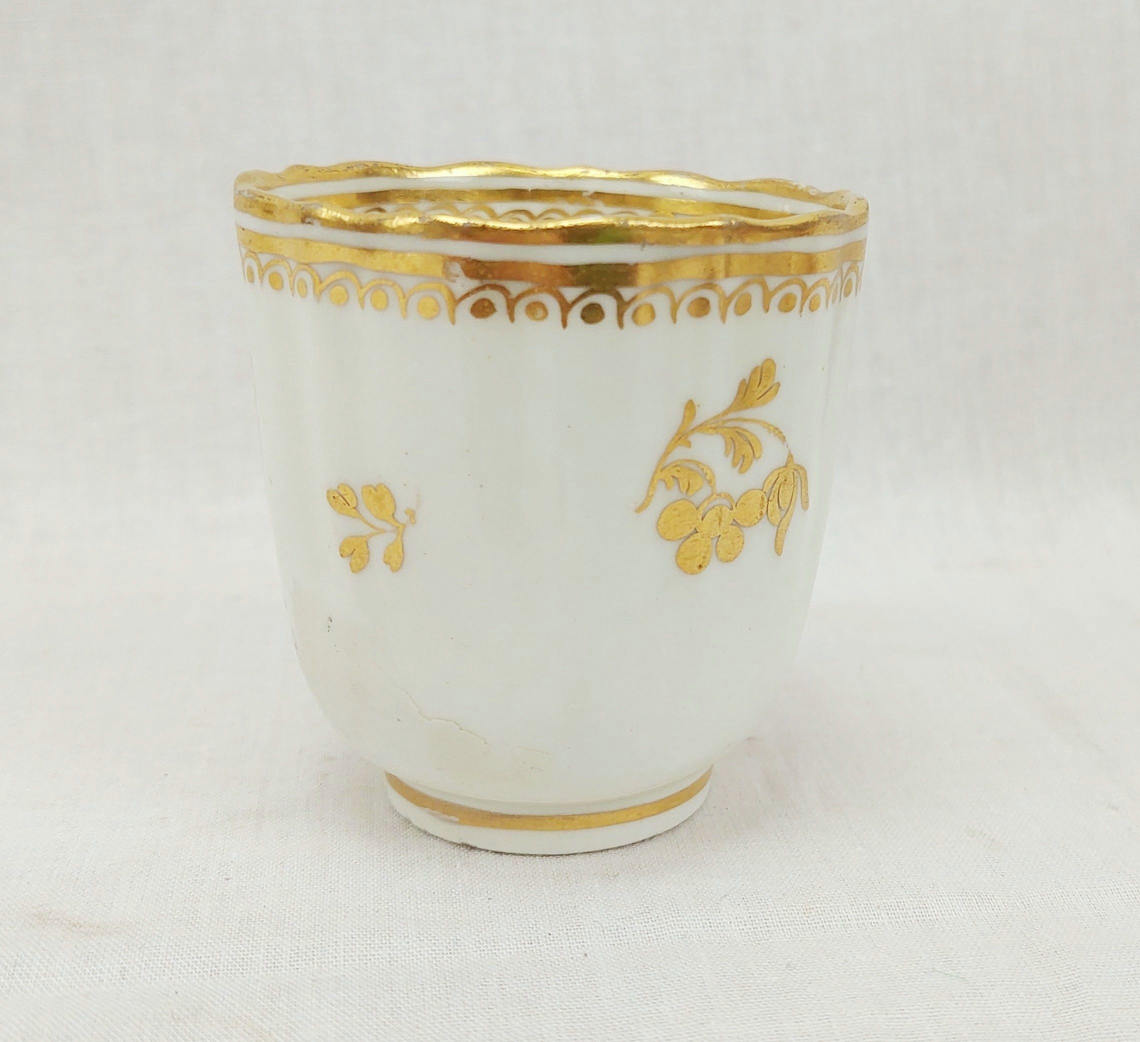 c1800 Worcester White And Gilt Fluted Coffee Can - Image 2