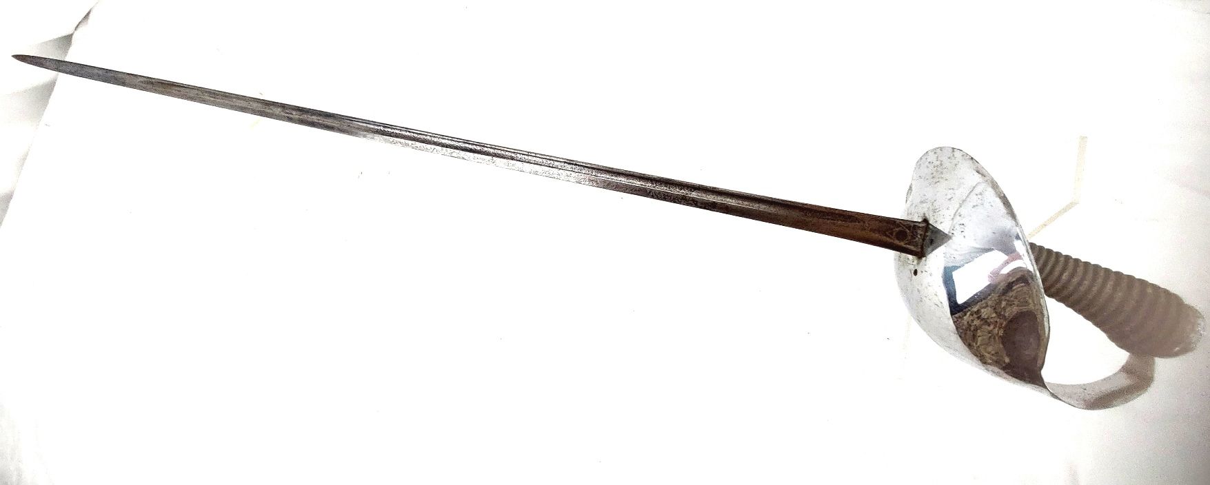British, WW1, 1912 Pattern Cavalry Officer’s Sword, Retailed by Maxwell, 8 Dover Street London, Plain Bowl Guard, Etched Blade, "Made in England" - Image 9