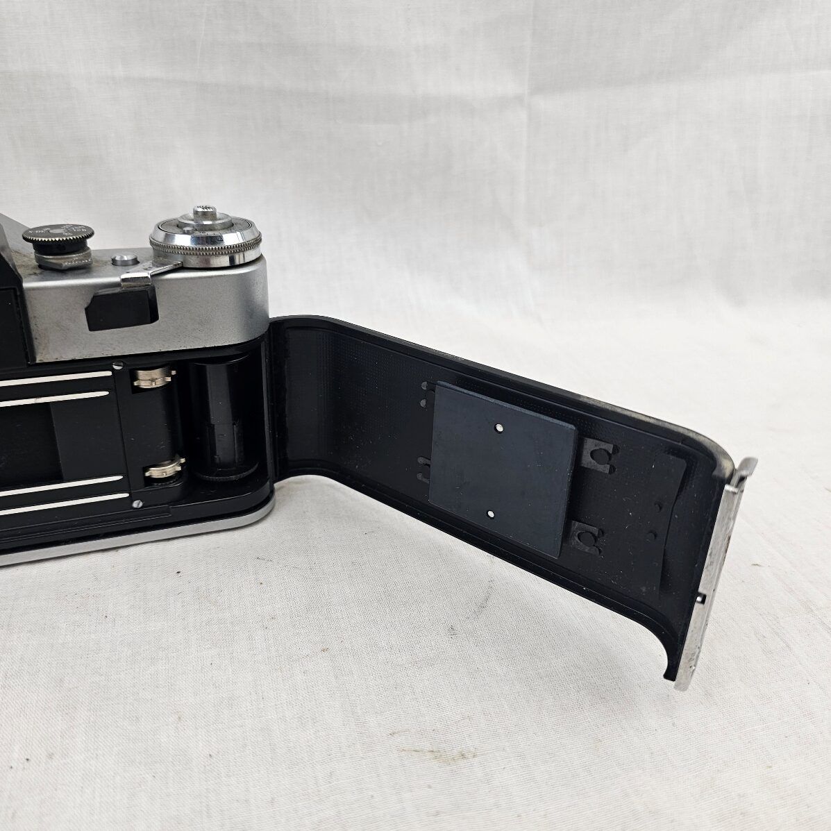 Vintage Soviet Era Zenit E 35mm Camera With Helios Lens - Image 11