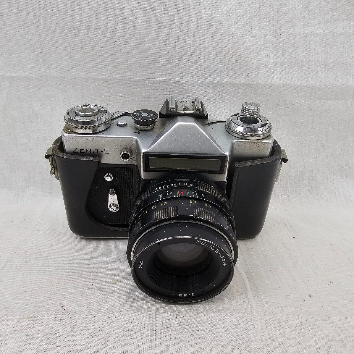 Vintage Soviet Era Zenit E 35mm Camera With Helios Lens - Image 10