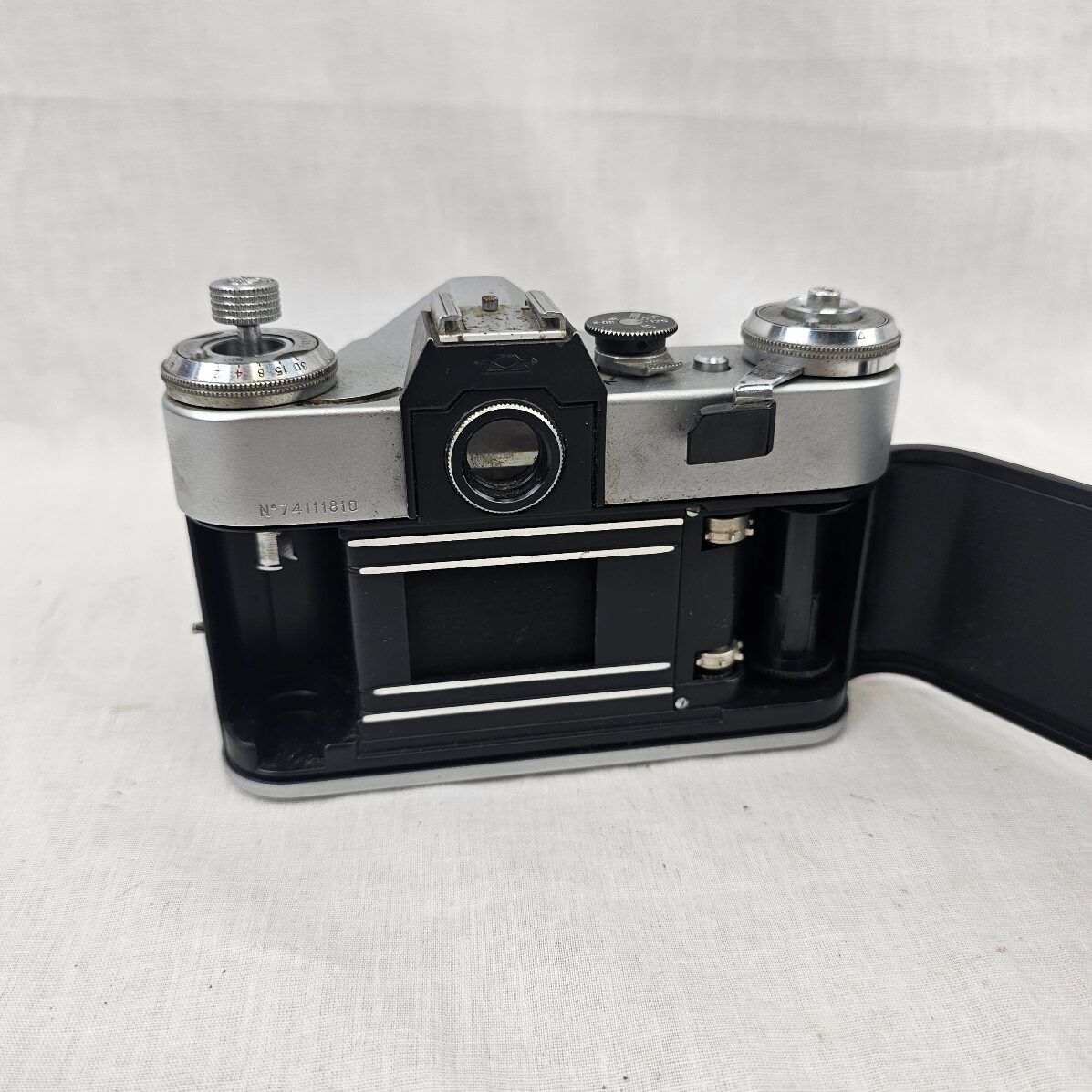 Vintage Soviet Era Zenit E 35mm Camera With Helios Lens - Image 2