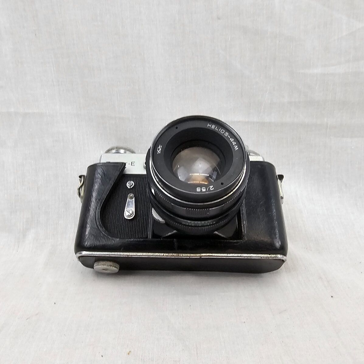 Vintage Soviet Era Zenit E 35mm Camera With Helios Lens - Image 9