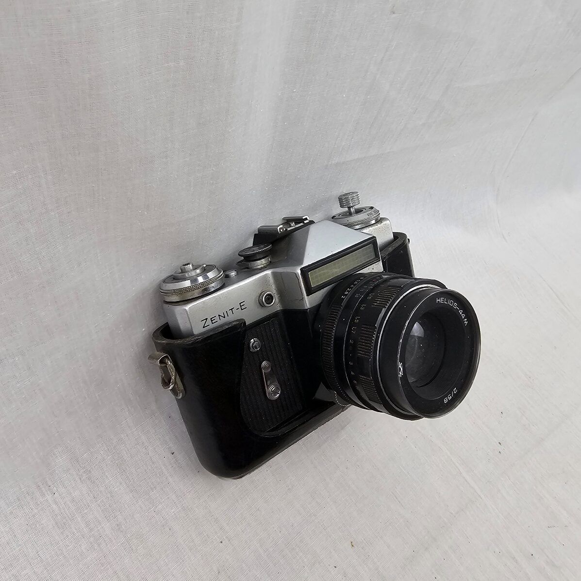 Vintage Soviet Era Zenit E 35mm Camera With Helios Lens - Image 8