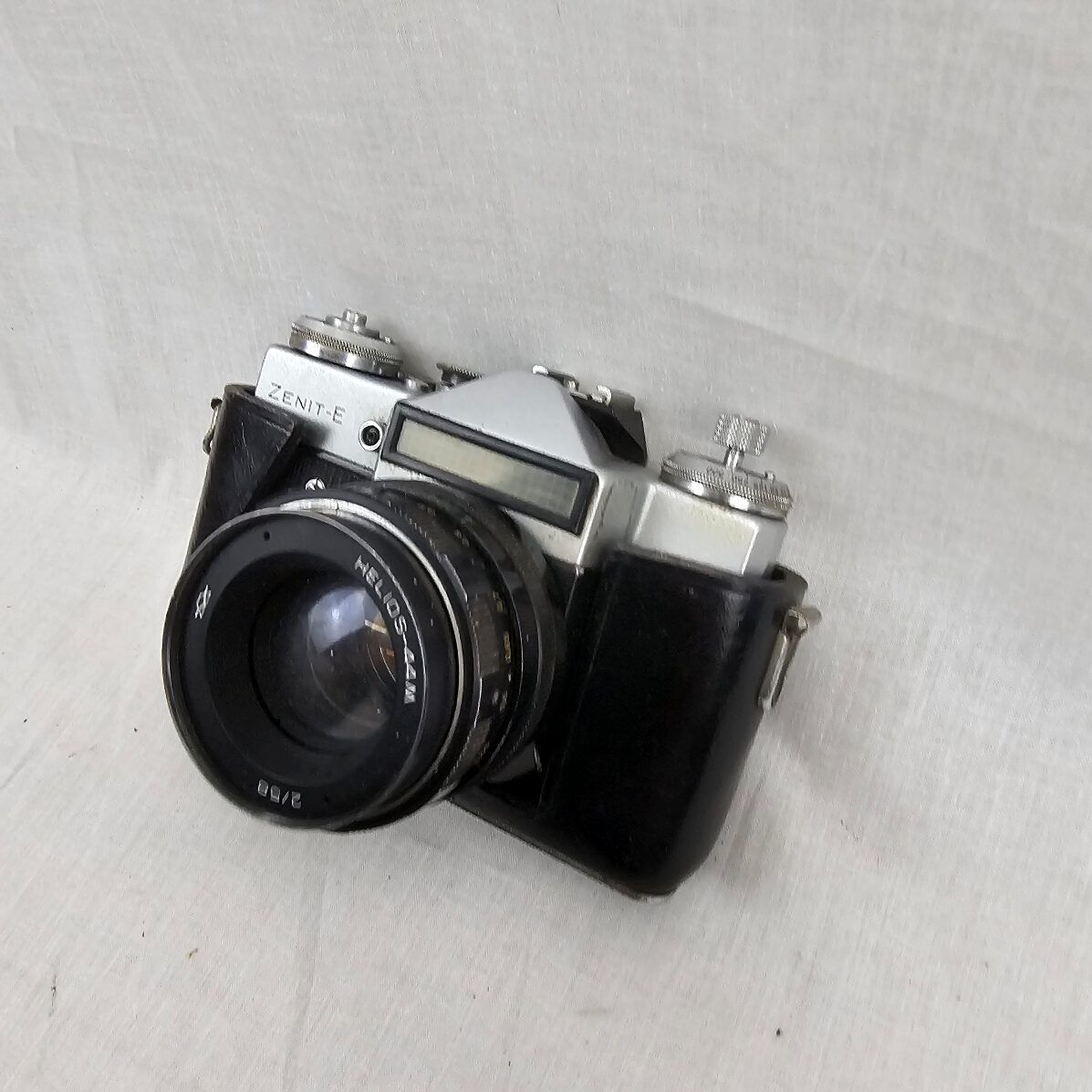 Vintage Soviet Era Zenit E 35mm Camera With Helios Lens - Image 7