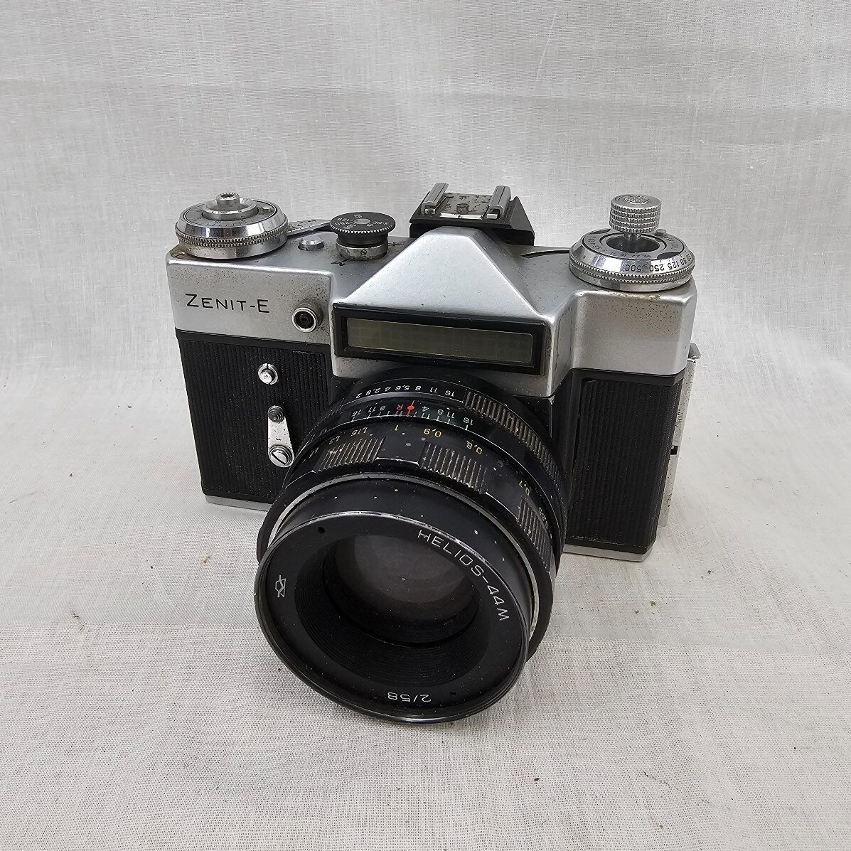 Vintage Soviet Era Zenit E 35mm Camera With Helios Lens - Image 4
