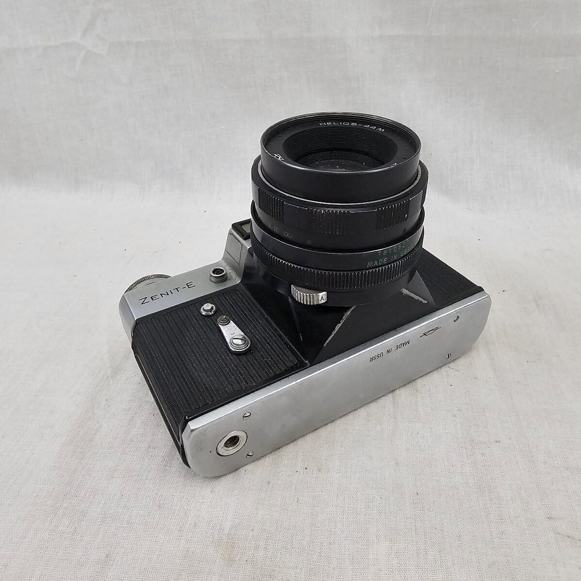 Vintage Soviet Era Zenit E 35mm Camera With Helios Lens - Image 3