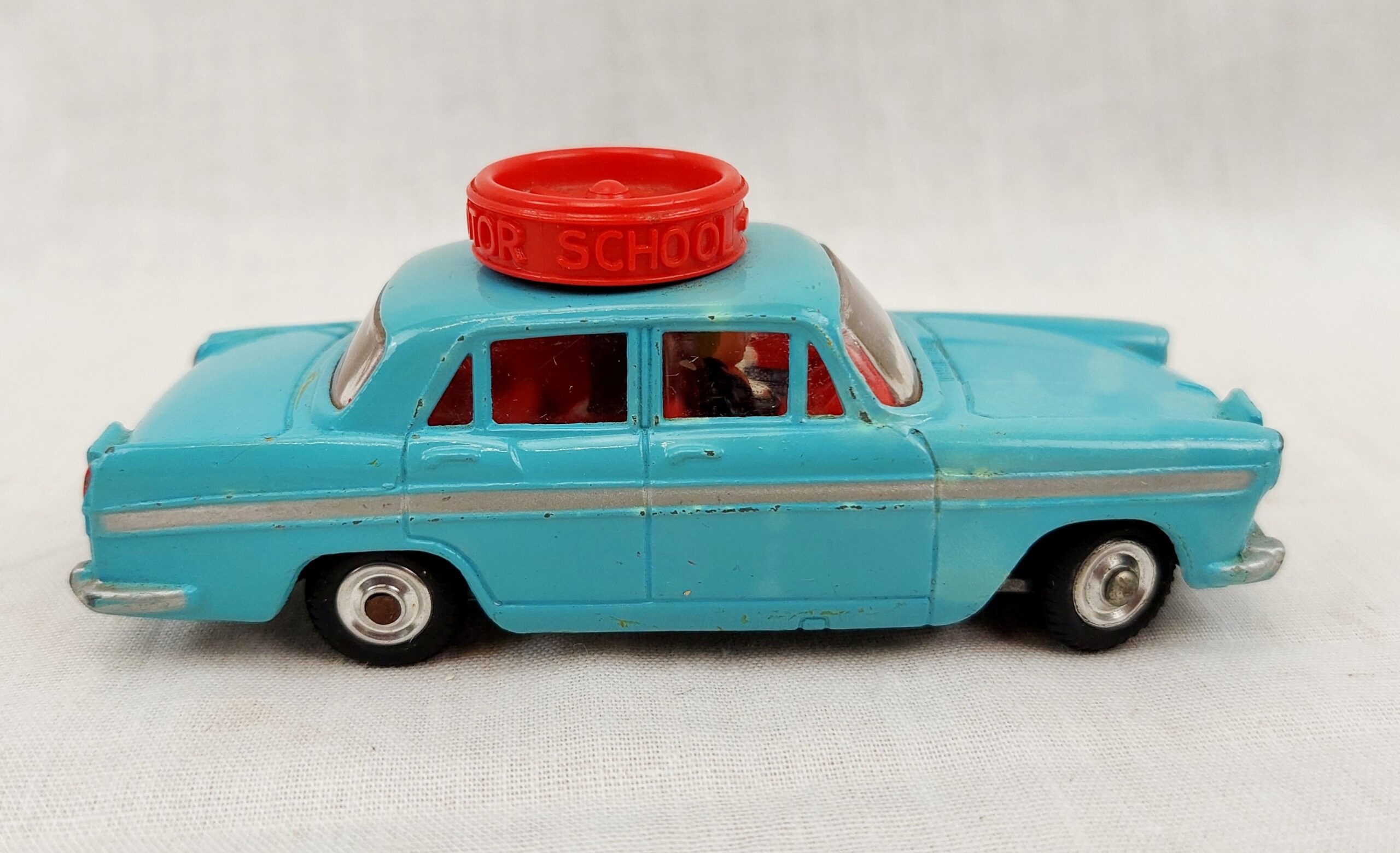 Corgi Toys 236 Austin A60 De Luxe Saloon Car - Image 2