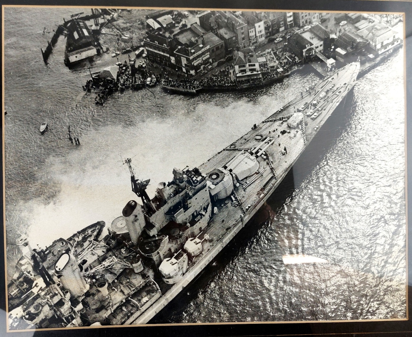 British, 1947, HMS Vanguard Aground at Spice Island, Portsmouth – Framed Aerial Photograph - Image 2