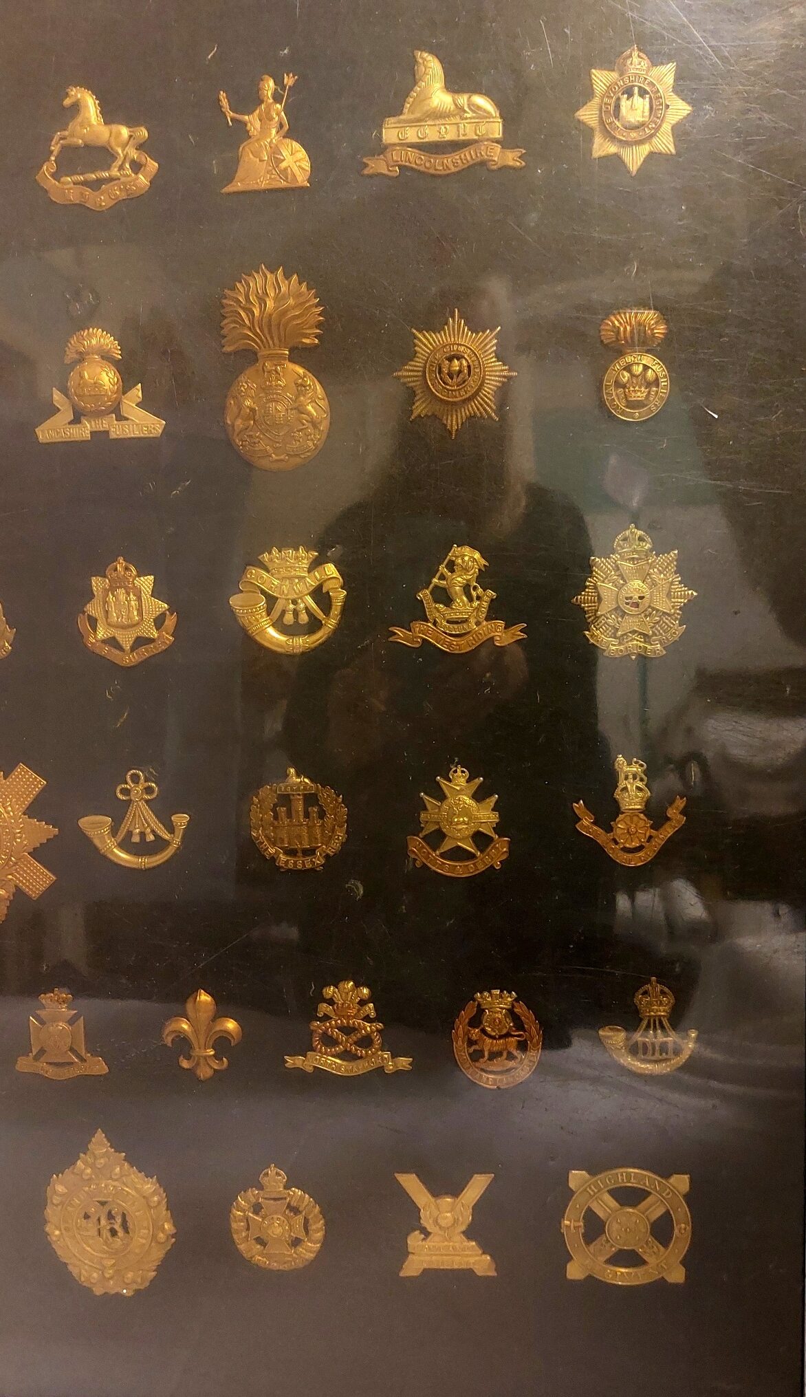 British, cWW1-WW2, Framed Display of 66 Original Brass & Gilding-Metal Army Cap Badges - Image 5