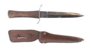 British, WW2, VERY RARE - Cogswell & Harrison Private-Purchase Fighting Knife, with Original Leather Scabbard