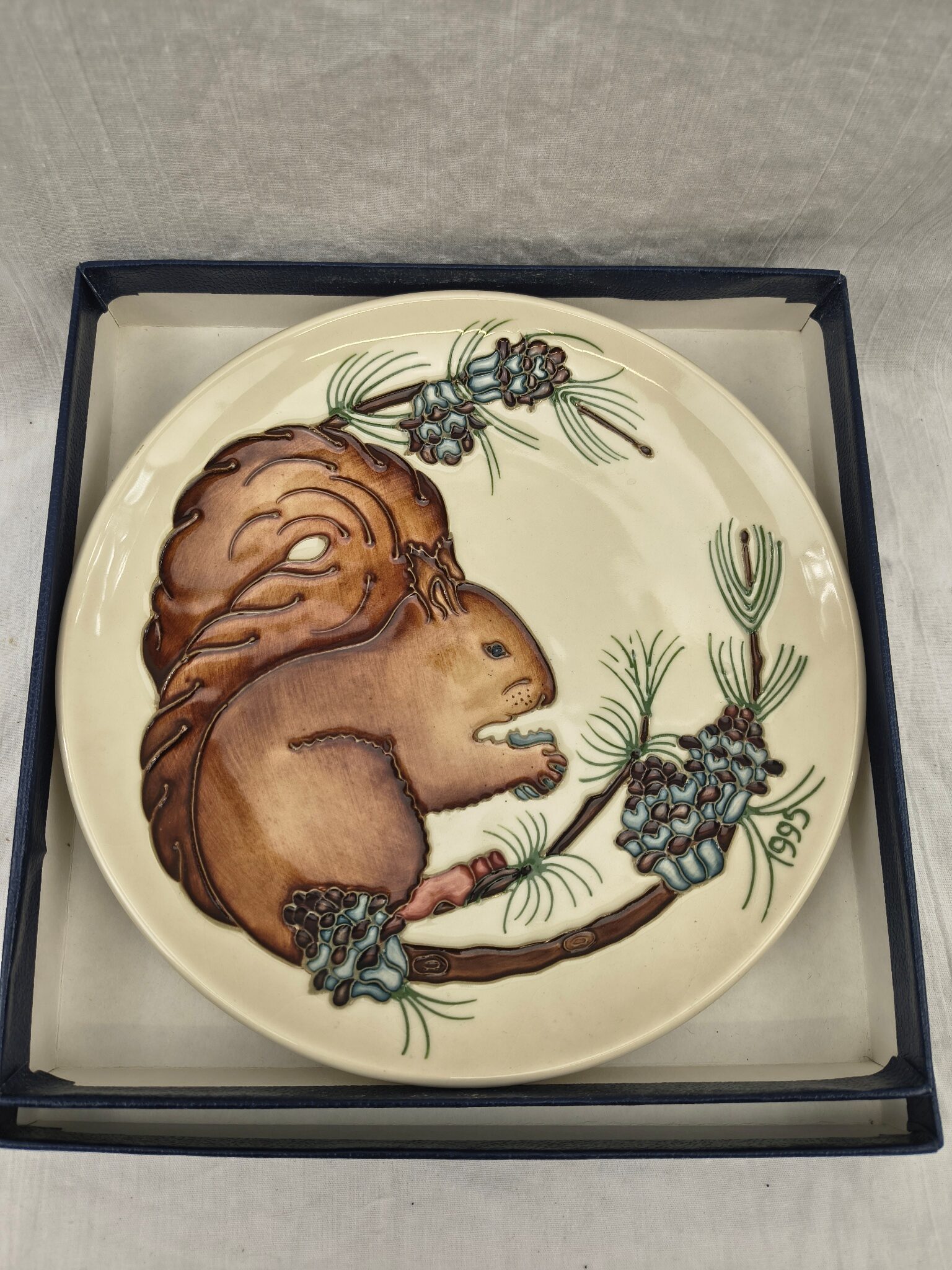 Boxed 1995 Moorcroft Pottery Year Plate Depicting A Squirrel - Image 2