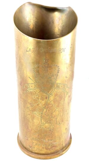 British, Modern, Named Trench Art 105mm Field Gun Shell Vase – Lt J. J. Orchard RN, 7 Air Assault Bn REME Aviation Service 2011–2013