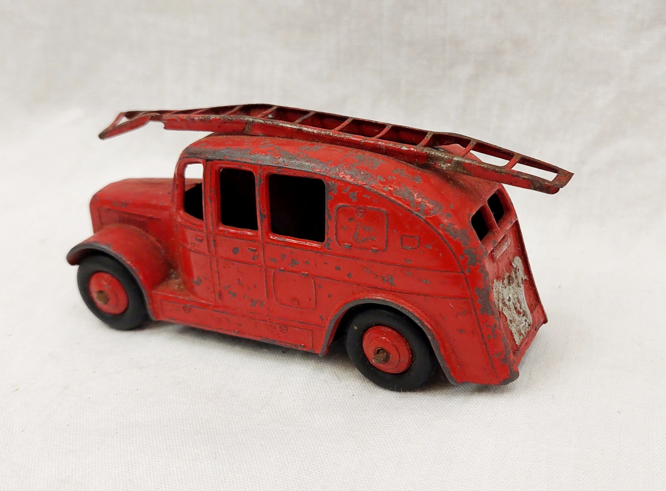 1940s Dinky Toys 259 Streamline Fire Engine - Image 2