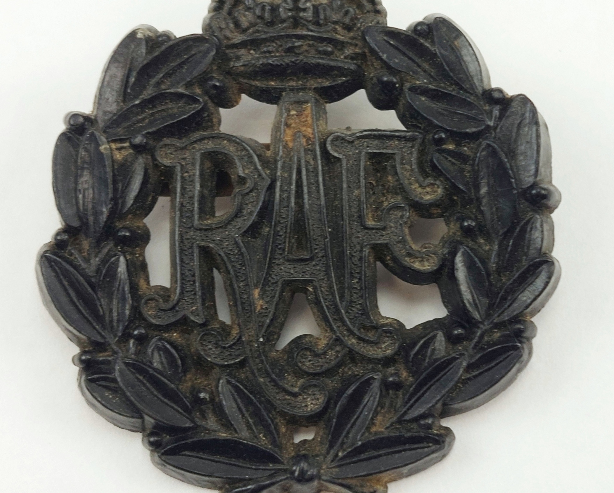 WW2 RAF Economy Cap Badge - Image 2