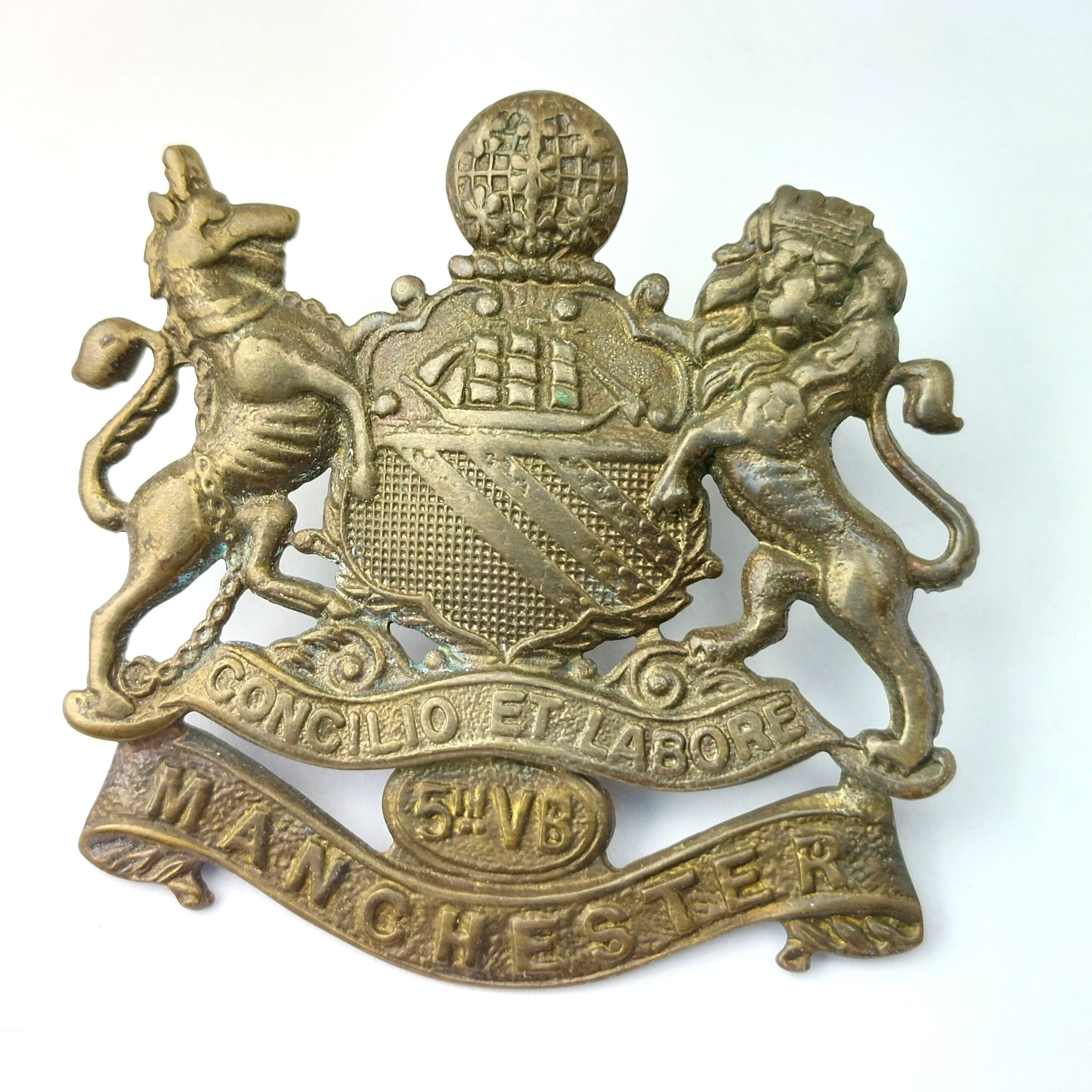British, Late Victorian / Edwardian c.1896–1908, Manchester Regiment 5th Volunteer Battalion Cap Badge, Brass, City of Manchester Arms, 2 Lugs