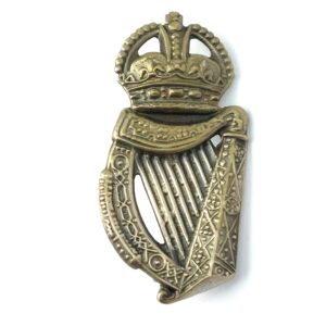 British, WW2 Era - King George VI, Silver London Irish Rifles Officer’s Caubeen Badge, 18th (County of London) Battalion