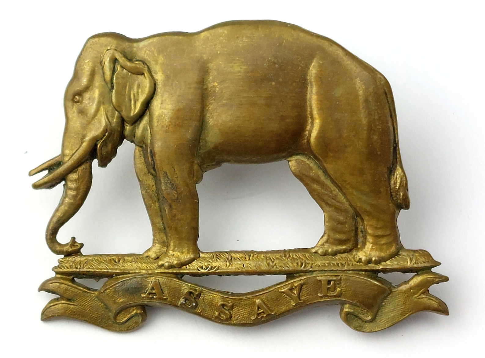 British, Late Victorian / WW1 Era, 19th (Princess of Wales’s Own) Hussars Brass Cap Badge – “ASSAYE” Elephant Battle Honour, Two Lugs