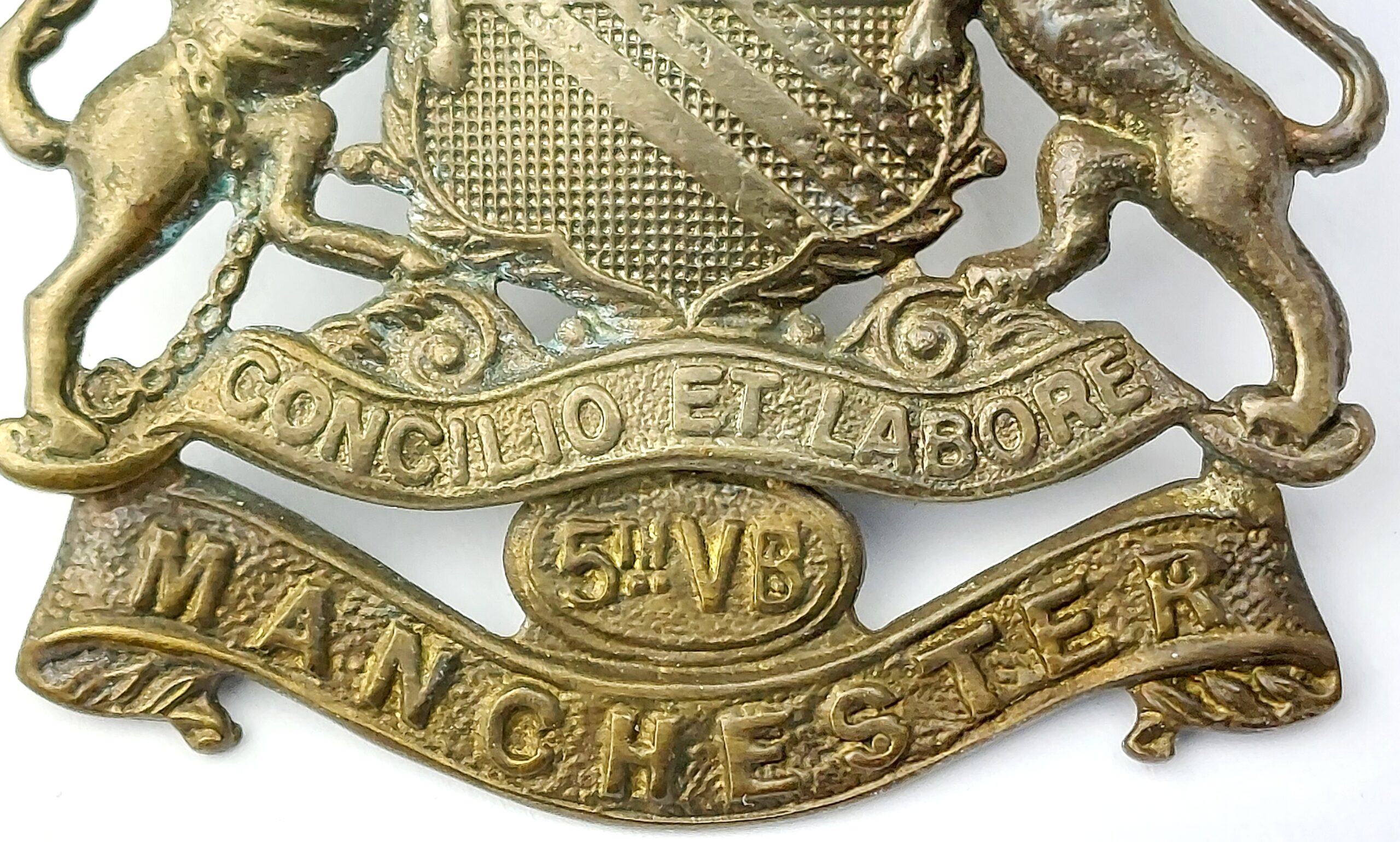 British, Late Victorian / Edwardian c.1896–1908, Manchester Regiment 5th Volunteer Battalion Cap Badge, Brass, City of Manchester Arms, 2 Lugs - Image 3