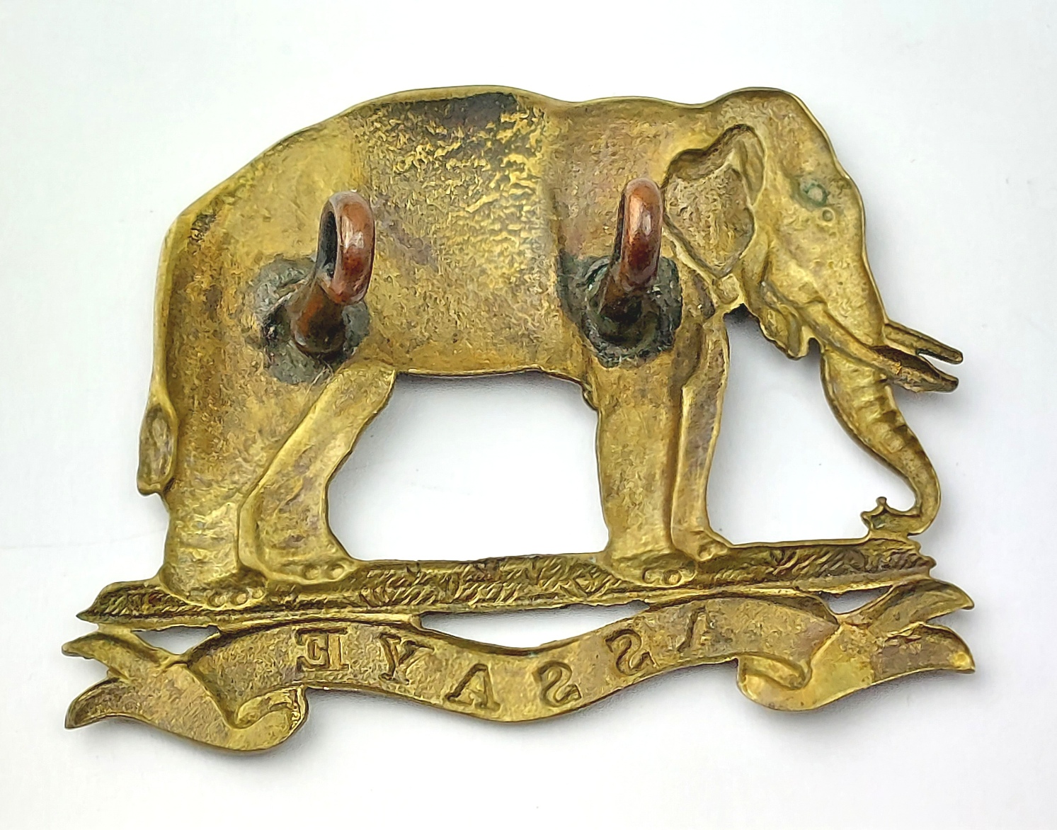 British, Late Victorian / WW1 Era, 19th (Princess of Wales’s Own) Hussars Brass Cap Badge – “ASSAYE” Elephant Battle Honour, Two Lugs - Image 2