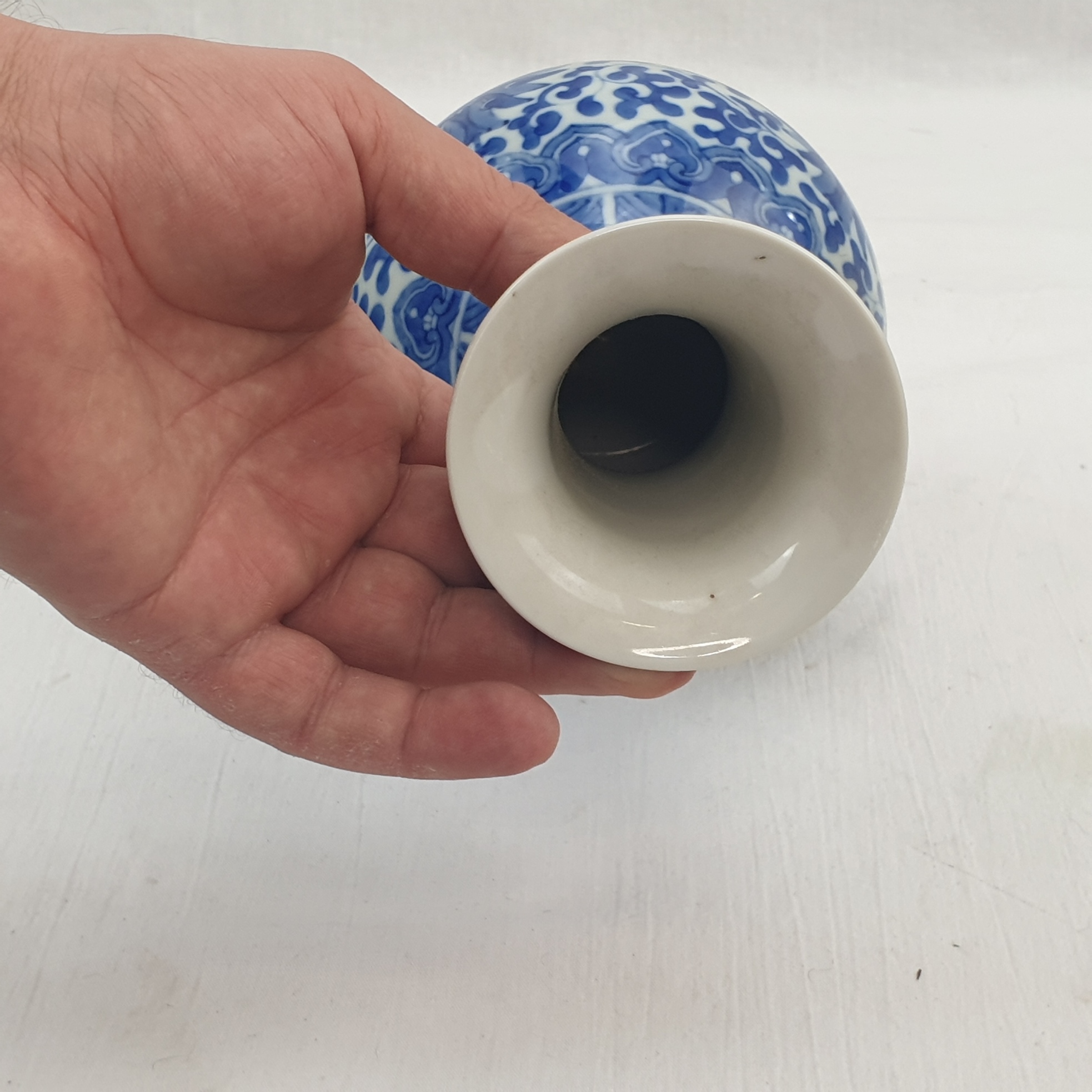 Circa 1900 Chinese Blue And White Porcelain Vase With Lotus Leaf Decoration - Image 7
